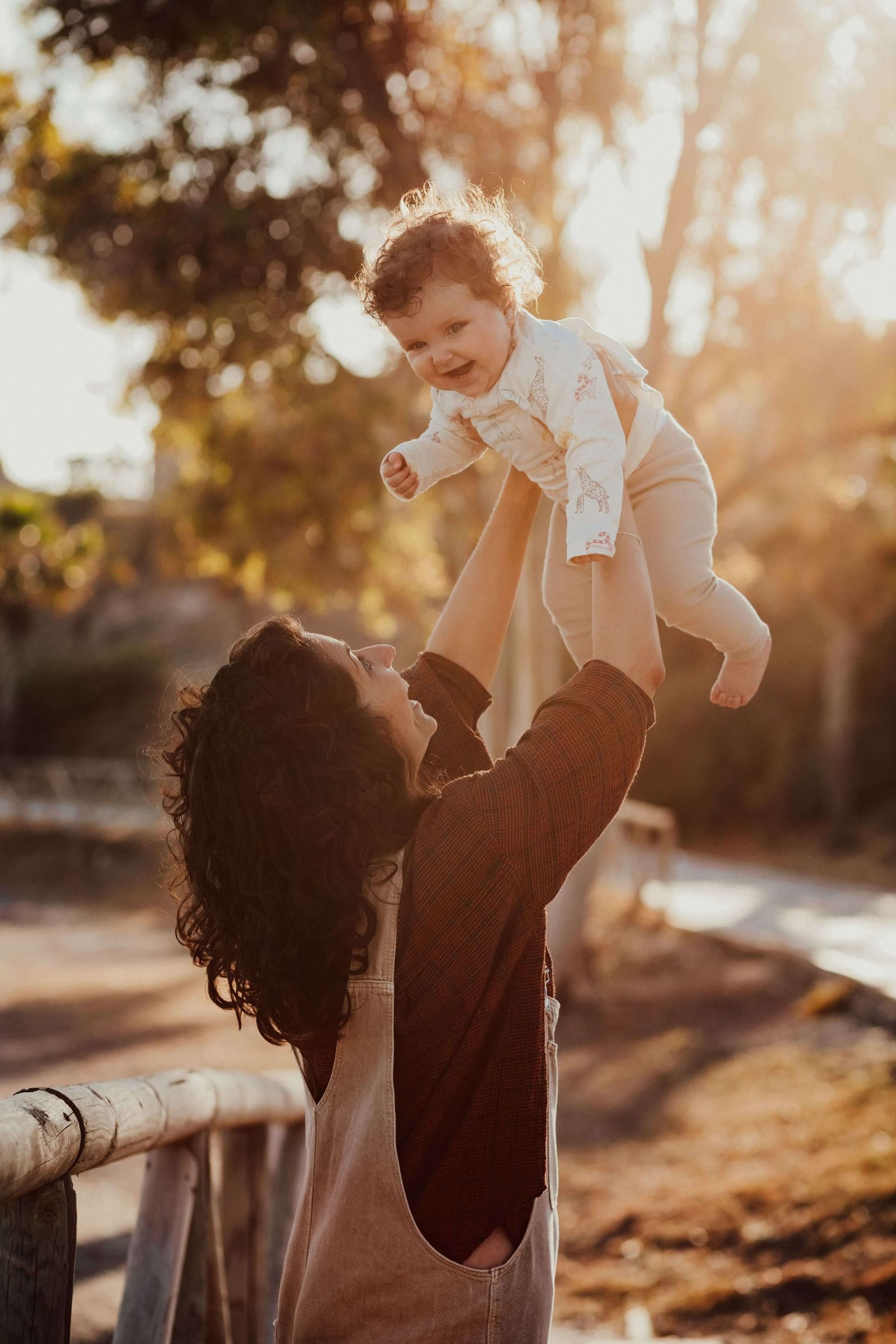 Una niña está sentada en una mesa con una cuchara en la mano.