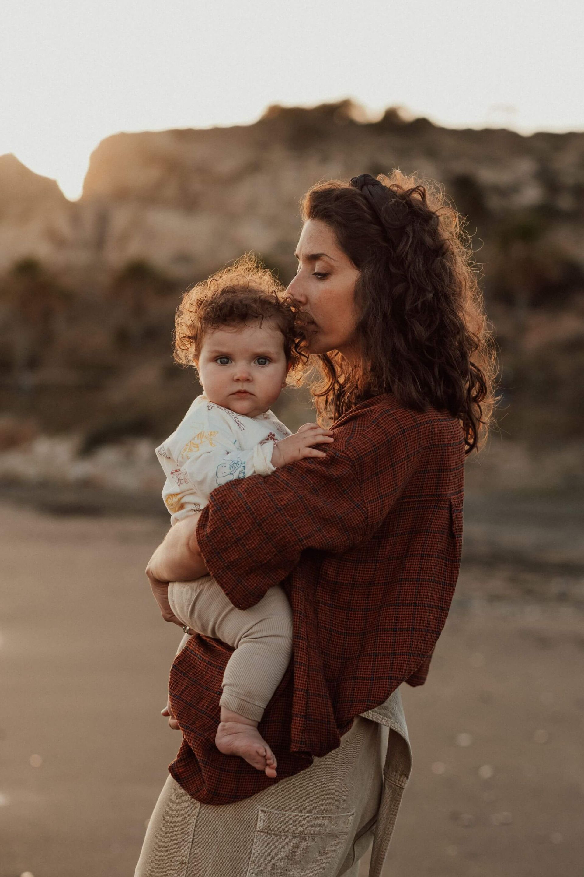 Dos niños con pijamas rojos están sentados en una mesa de madera.
