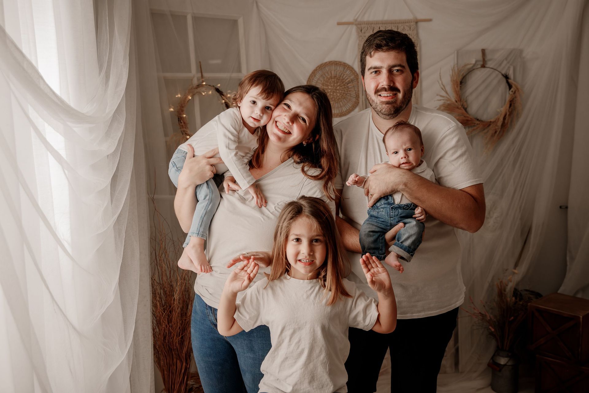 Una familia está posando para una fotografía juntos en una habitación.