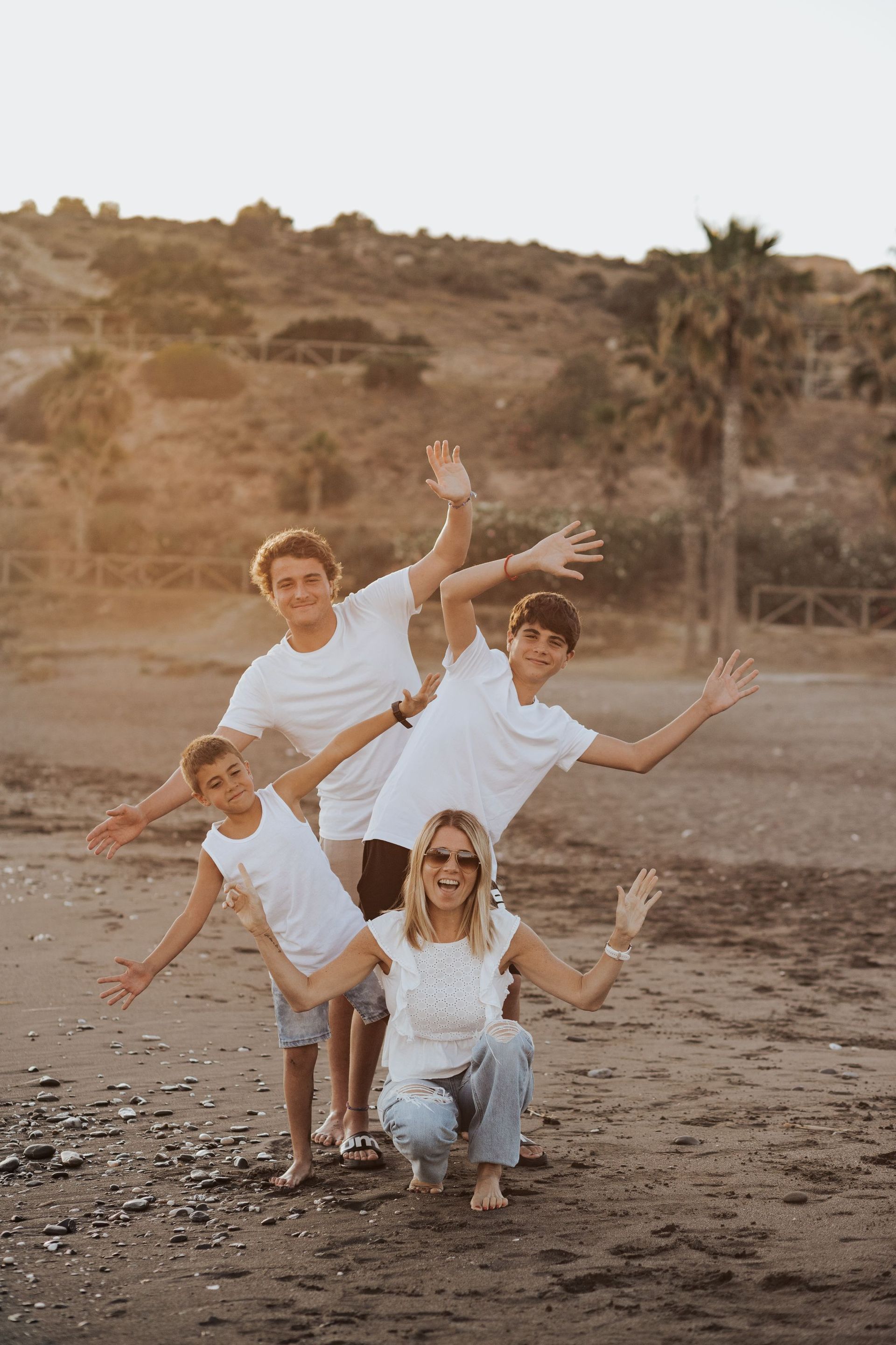Una familia posa para una foto en la playa.