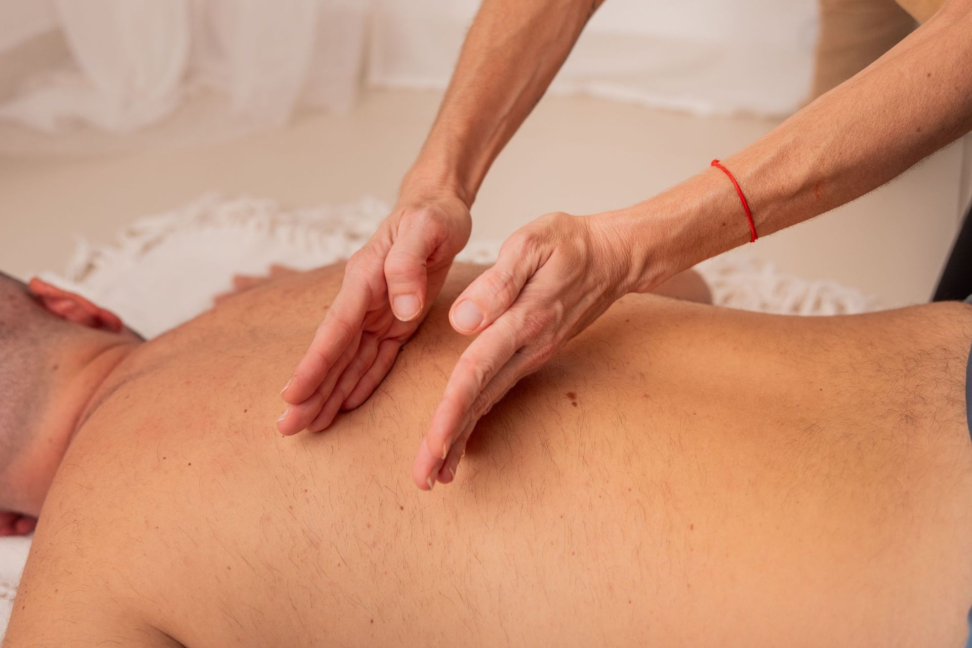 Un hombre está recibiendo un masaje de una mujer.