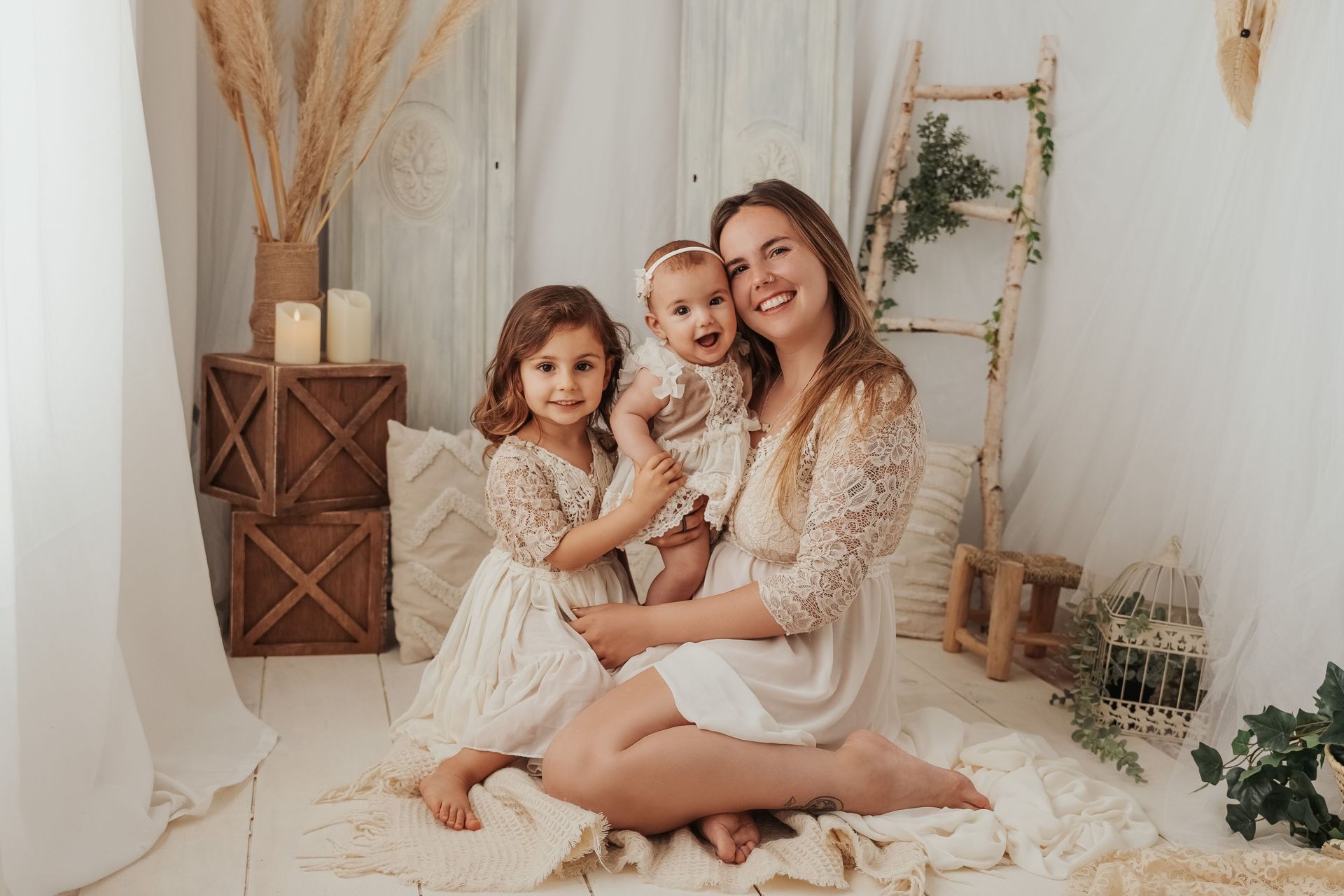 Un grupo de personas posan para una fotografía en la playa.