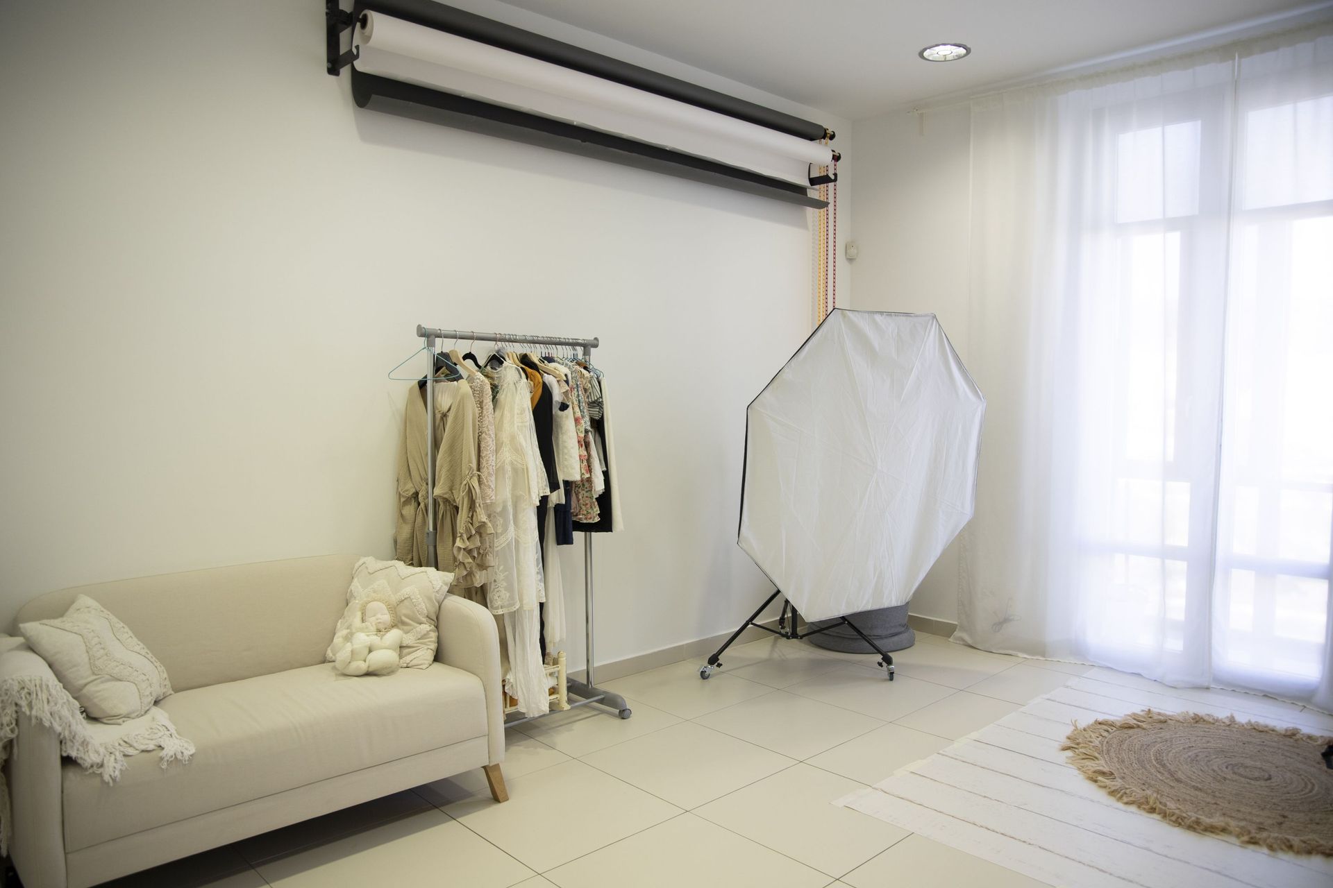 Hay un sofá en el medio de la habitación.