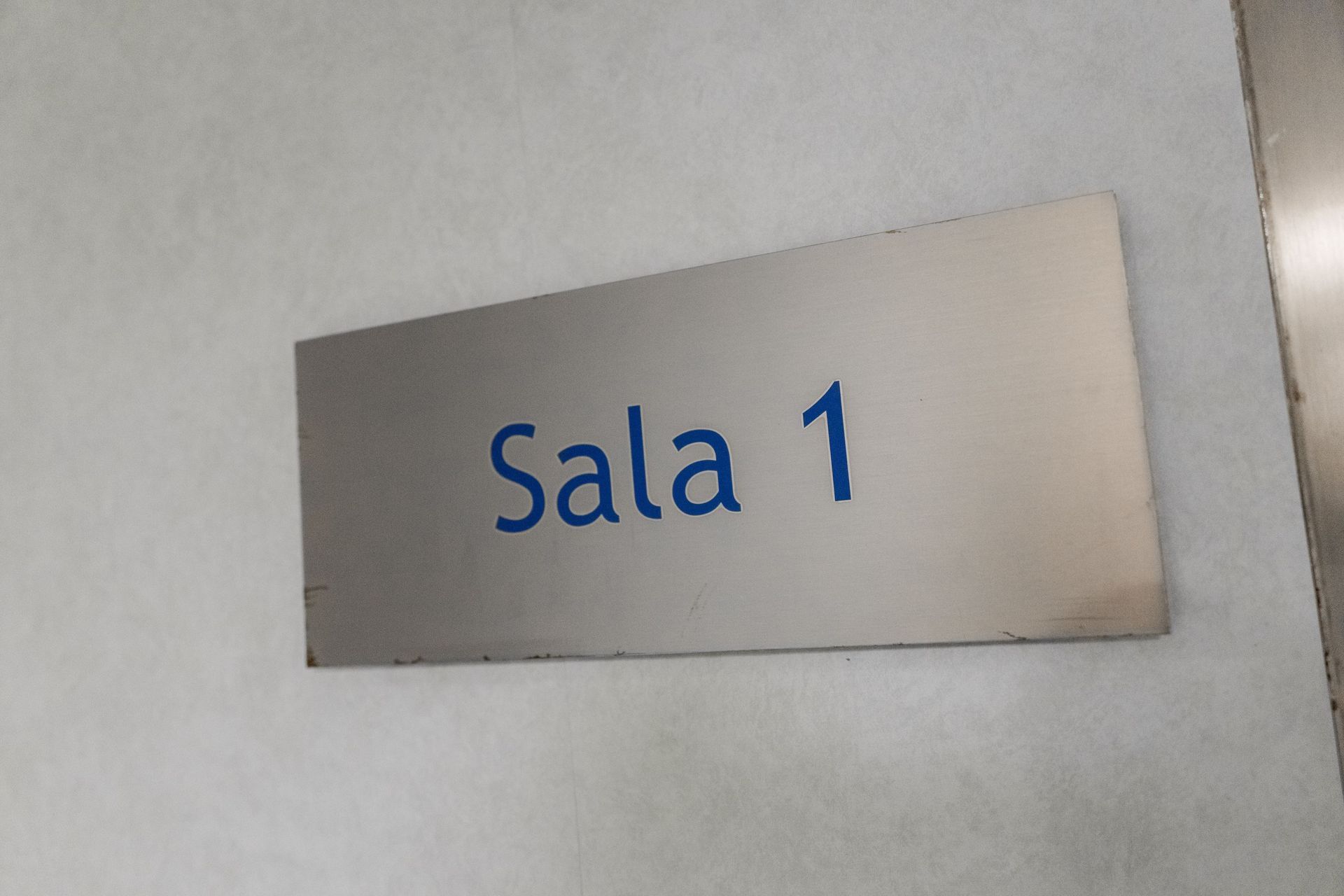 Un cartel en una pared que dice sala 1