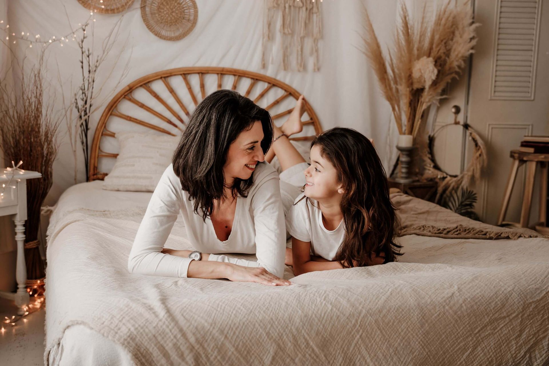 Una niña está sentada en una mesa en una cocina con decoraciones navideñas.