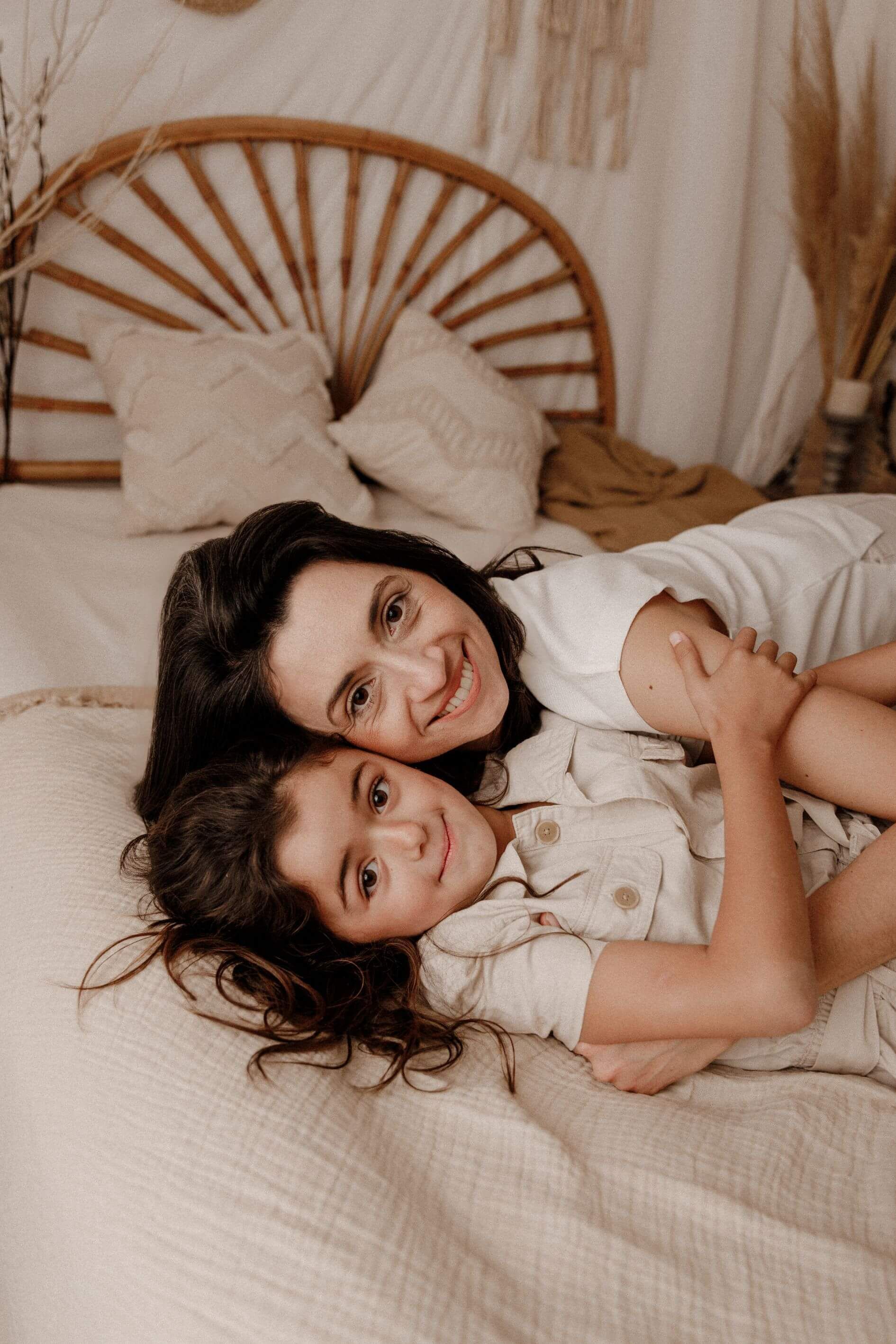 Un niño y una niña se besan en una mesa de Navidad.