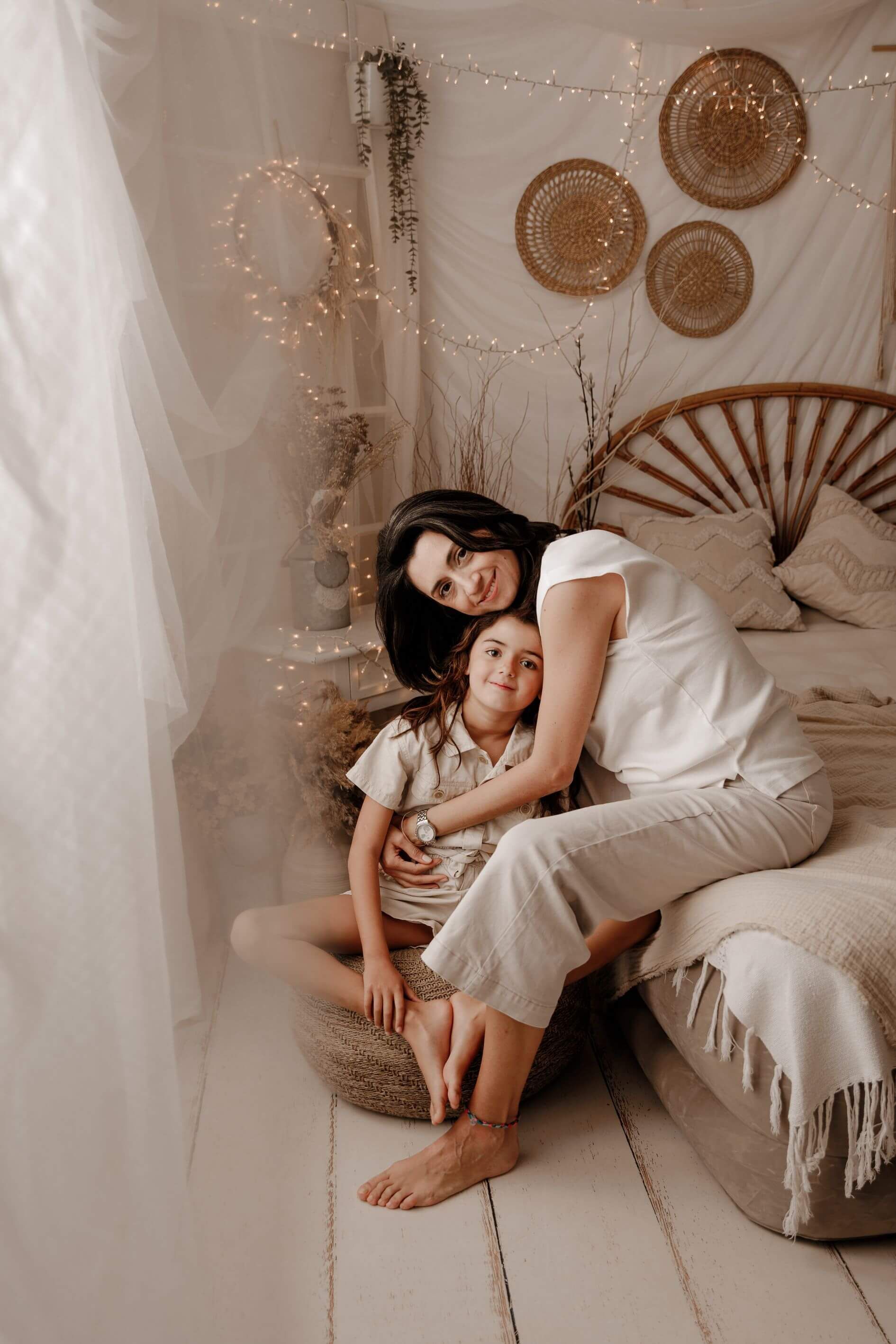 Una familia posa para una fotografía mientras está sentada en una mesa decorada para Navidad.