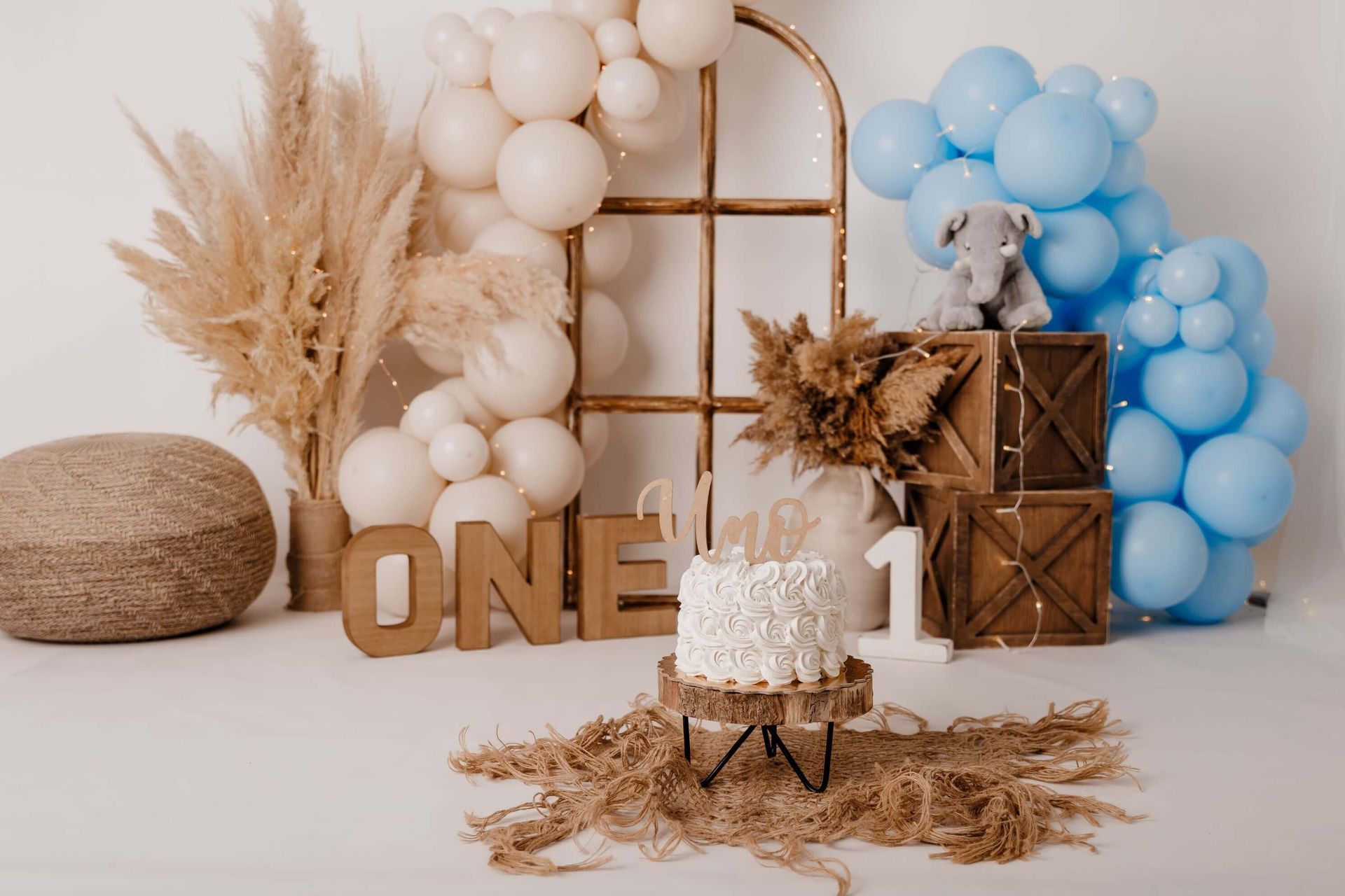 Decorado Smash Cake en estudio en Málaga con pastel , globos y letras “UNO” para prime umpleaños