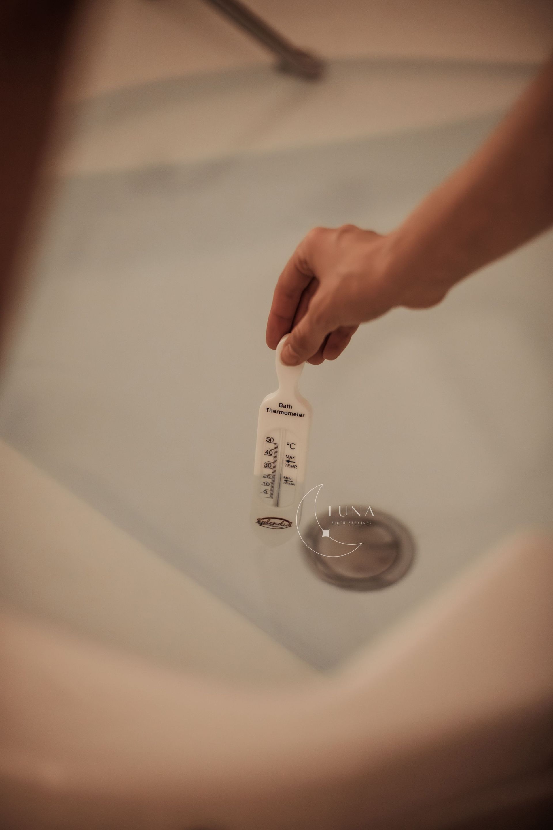 Una persona está vertiendo algo en una bañera.