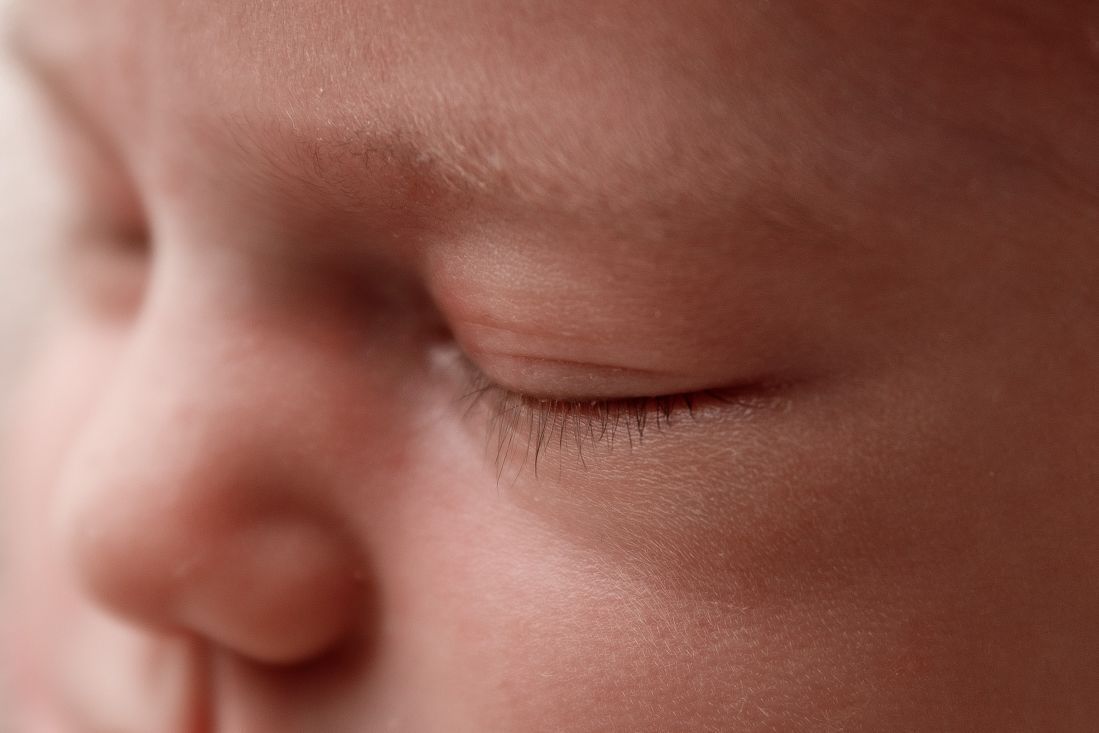 Un primer plano del ojo de un bebé con los ojos cerrados.