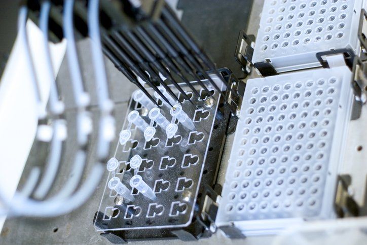 laboratorio di analisi genetiche