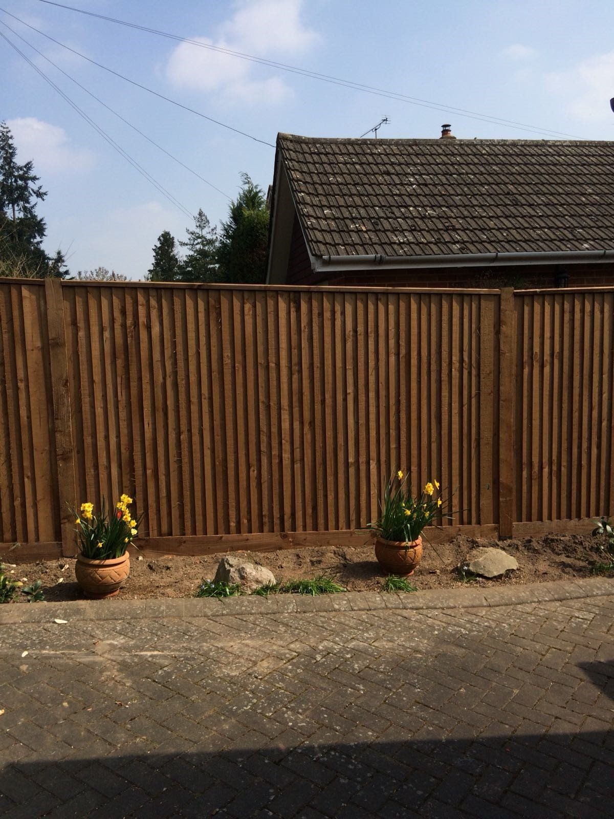 feather-edge fence installation for home