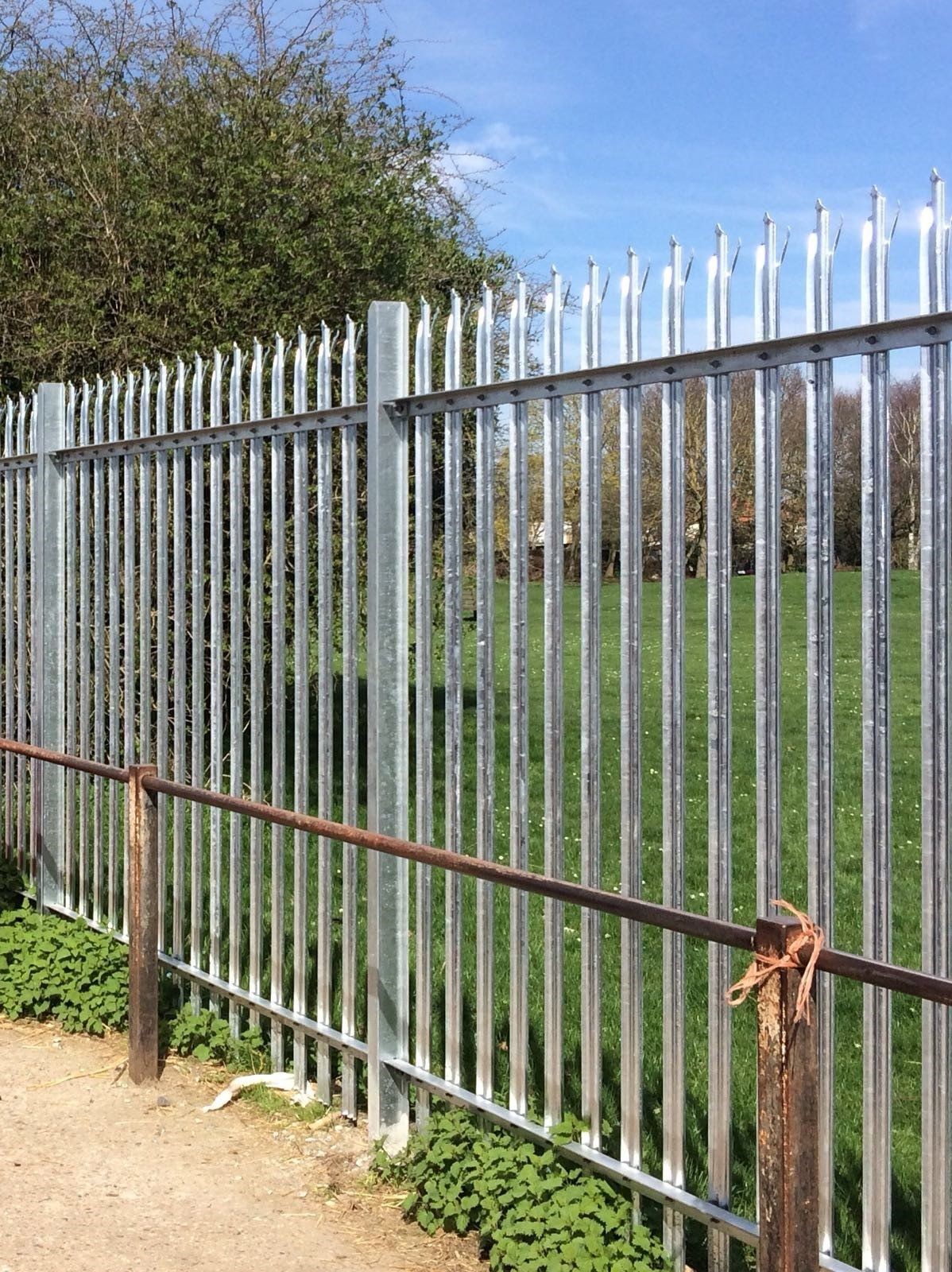 quality palisade fence installed by the expert