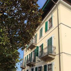 Un tavolo e delle sedie in un ristorante con un vaso di fiori sopra.