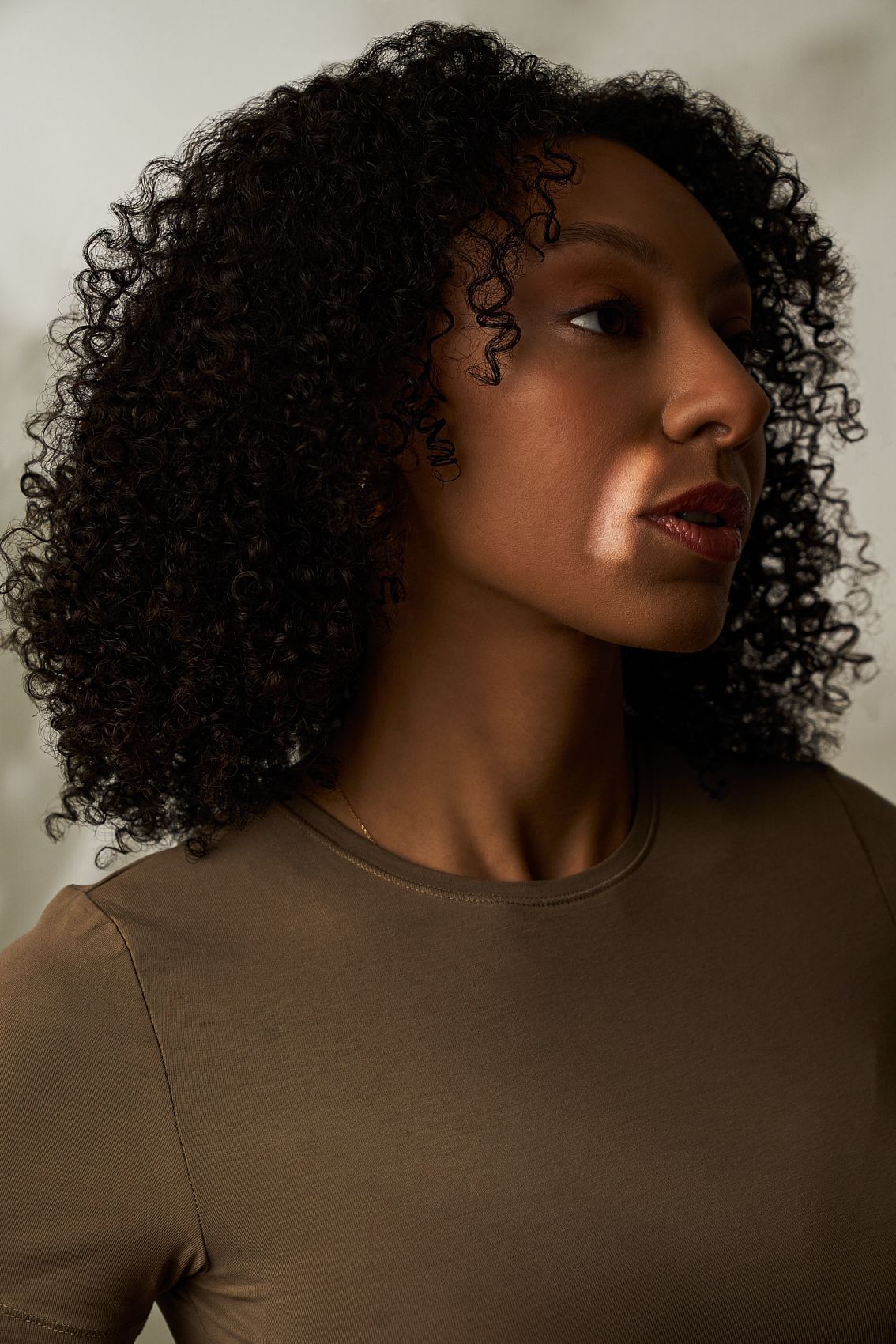 Eine Frau schaut in die Kamera und lächelt. Hyaluron