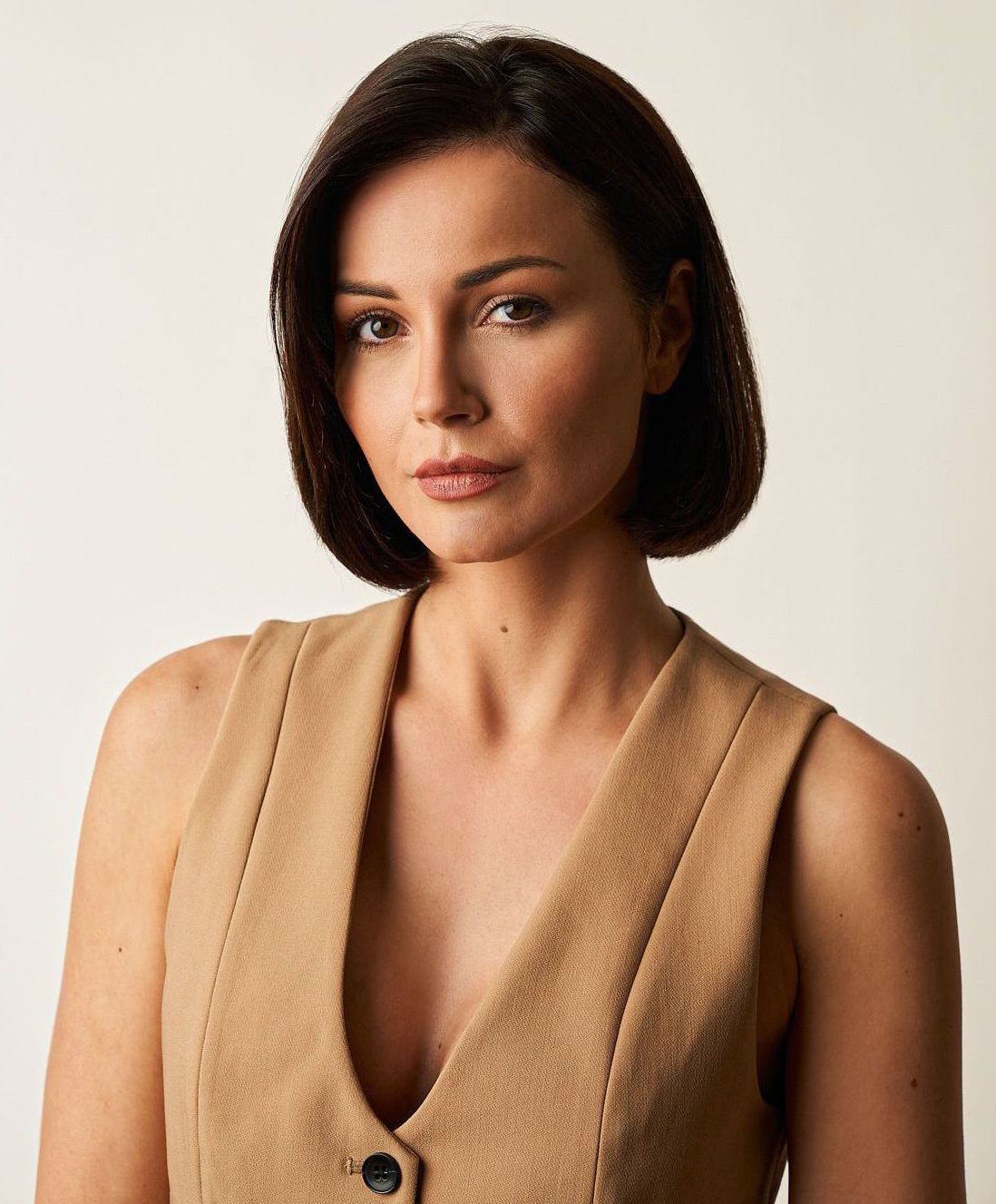 Eine Nahaufnahme des Gesichts einer Frau vor weißem Hintergrund. Preise