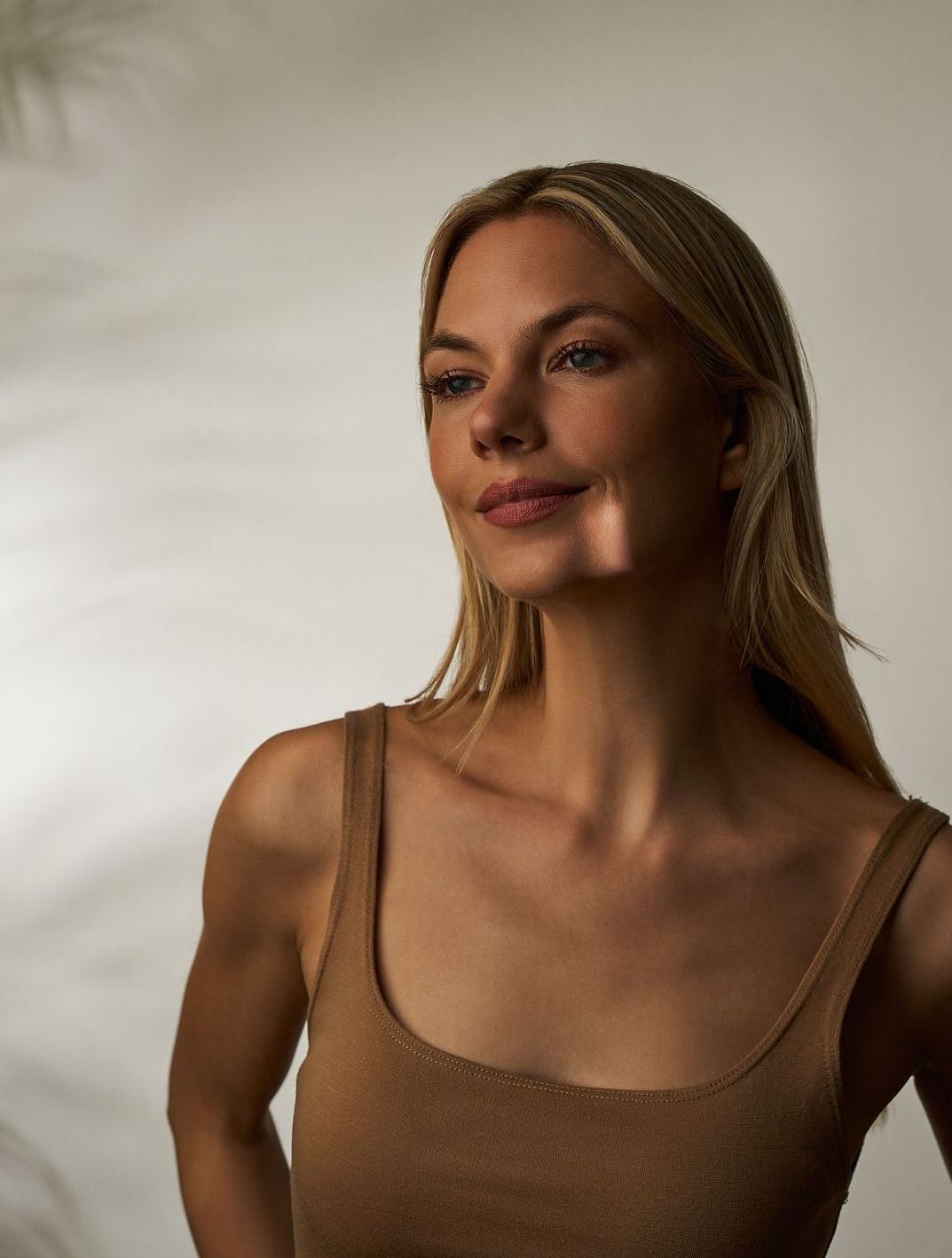 eine Frau mit blauen Augen lächelt in die Kamera. Muskelrelaxans botox Behandlung 