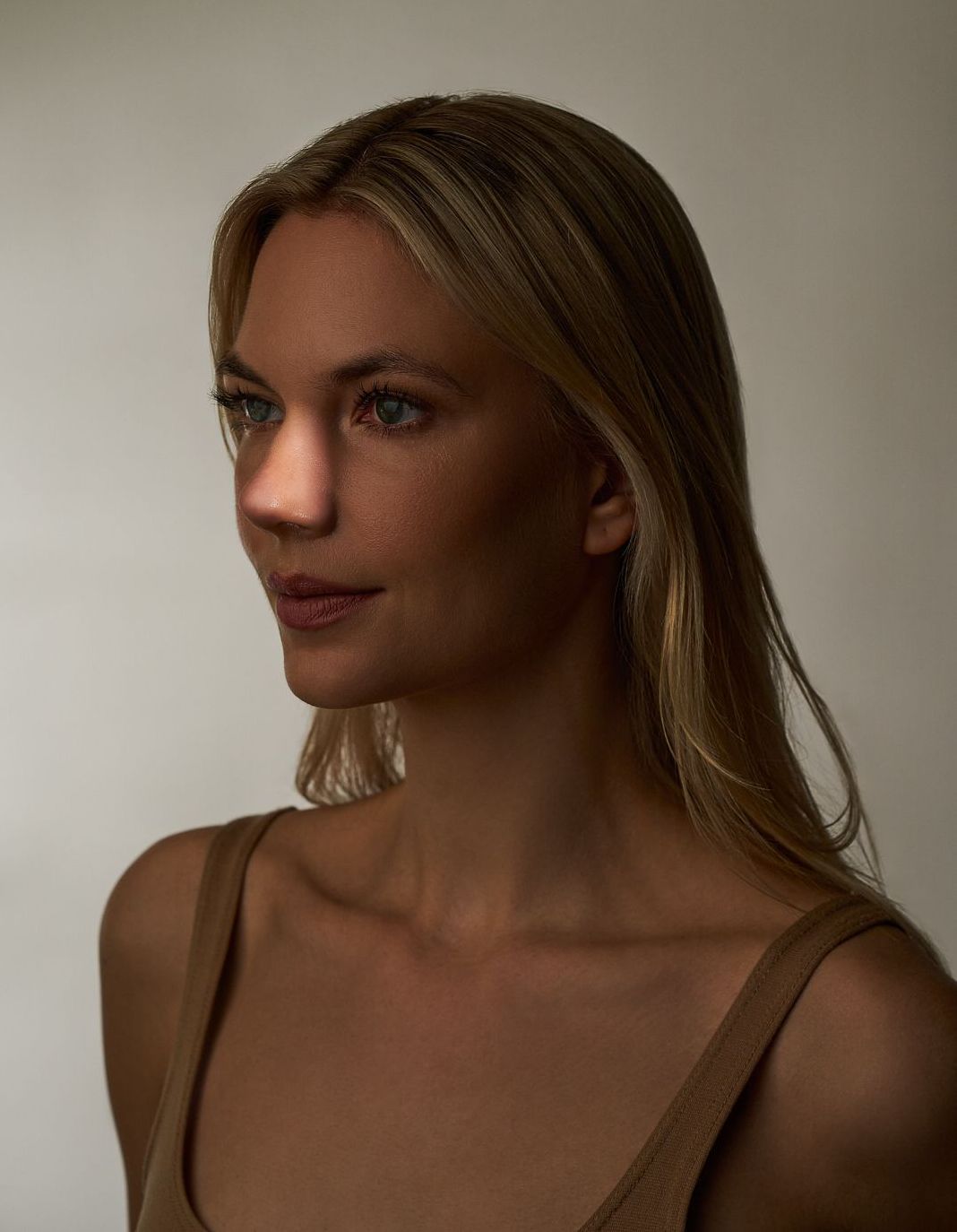 Eine Frau macht ein lustiges Gesicht mit ihren Augenbrauen BUNNY LINES. Muskelrelaxans botox Behandlung 