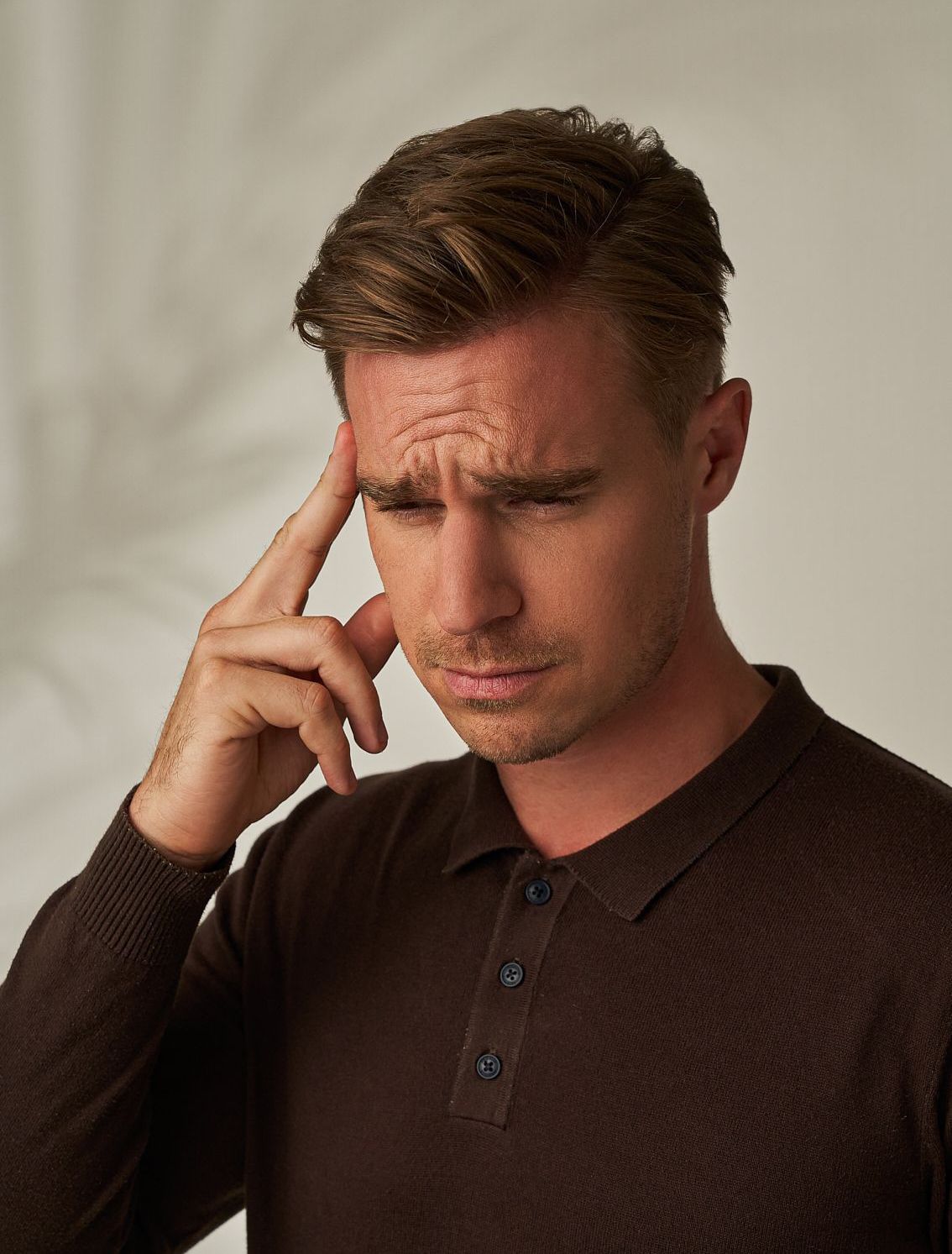 Eine Frau hält ihren Kopf mit ihrer Hand. Muskelrelaxans botox Behandlung 