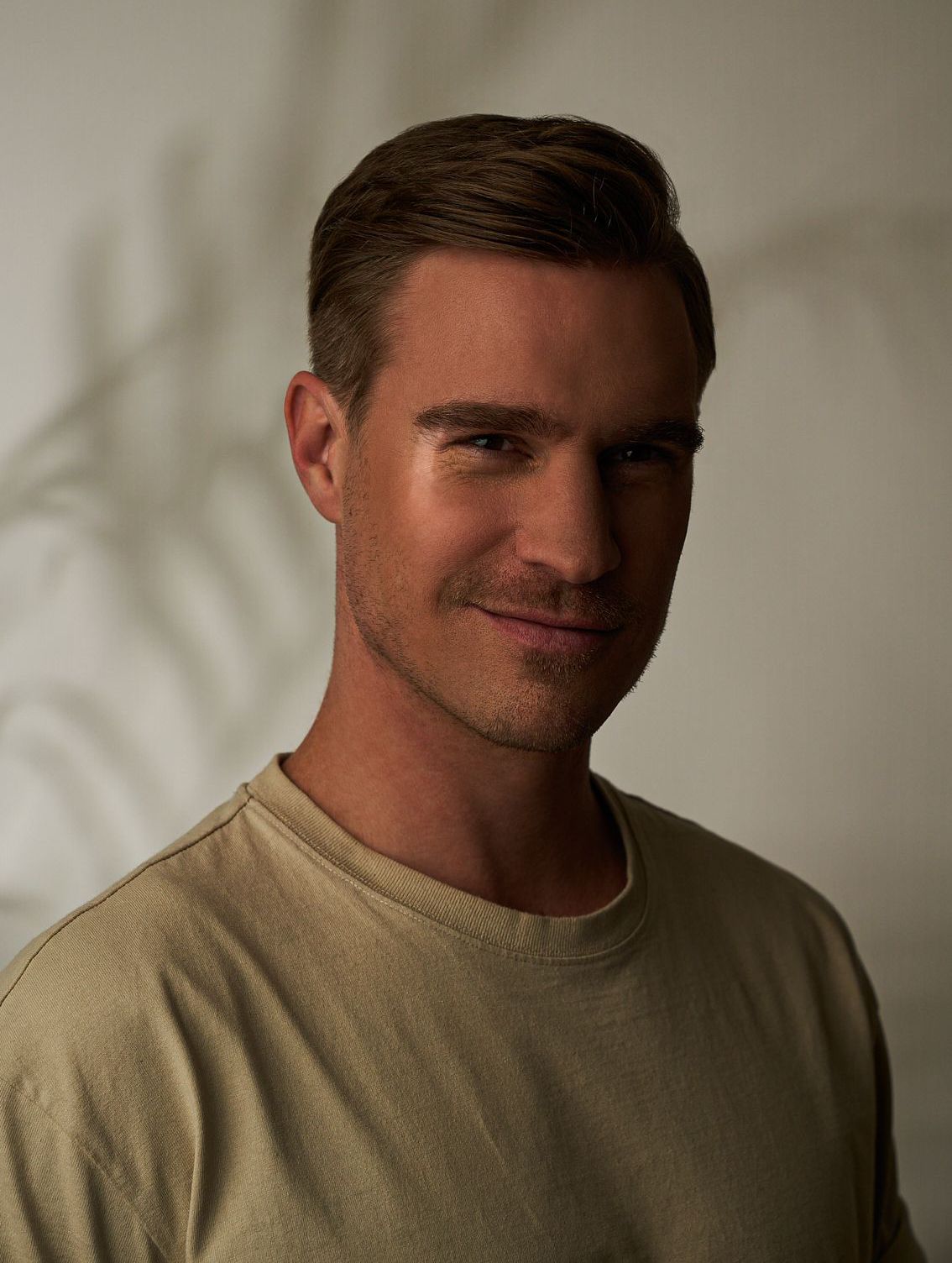 Eine Frau schaut in die Kamera und lächelt. Muskelrelaxans botox Behandlung 