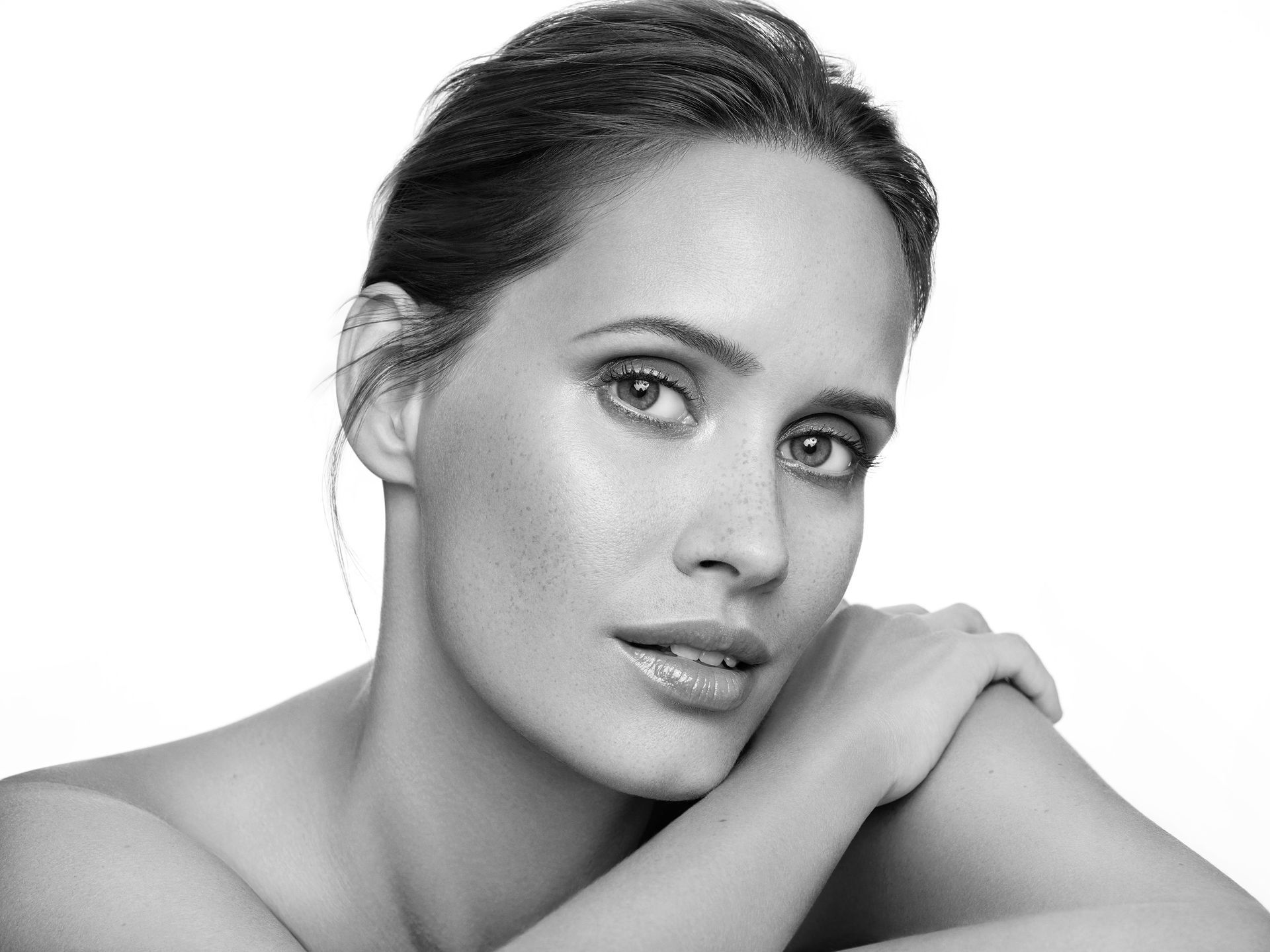 Ein Schwarzweißfoto einer Frau mit der Hand im Gesicht.