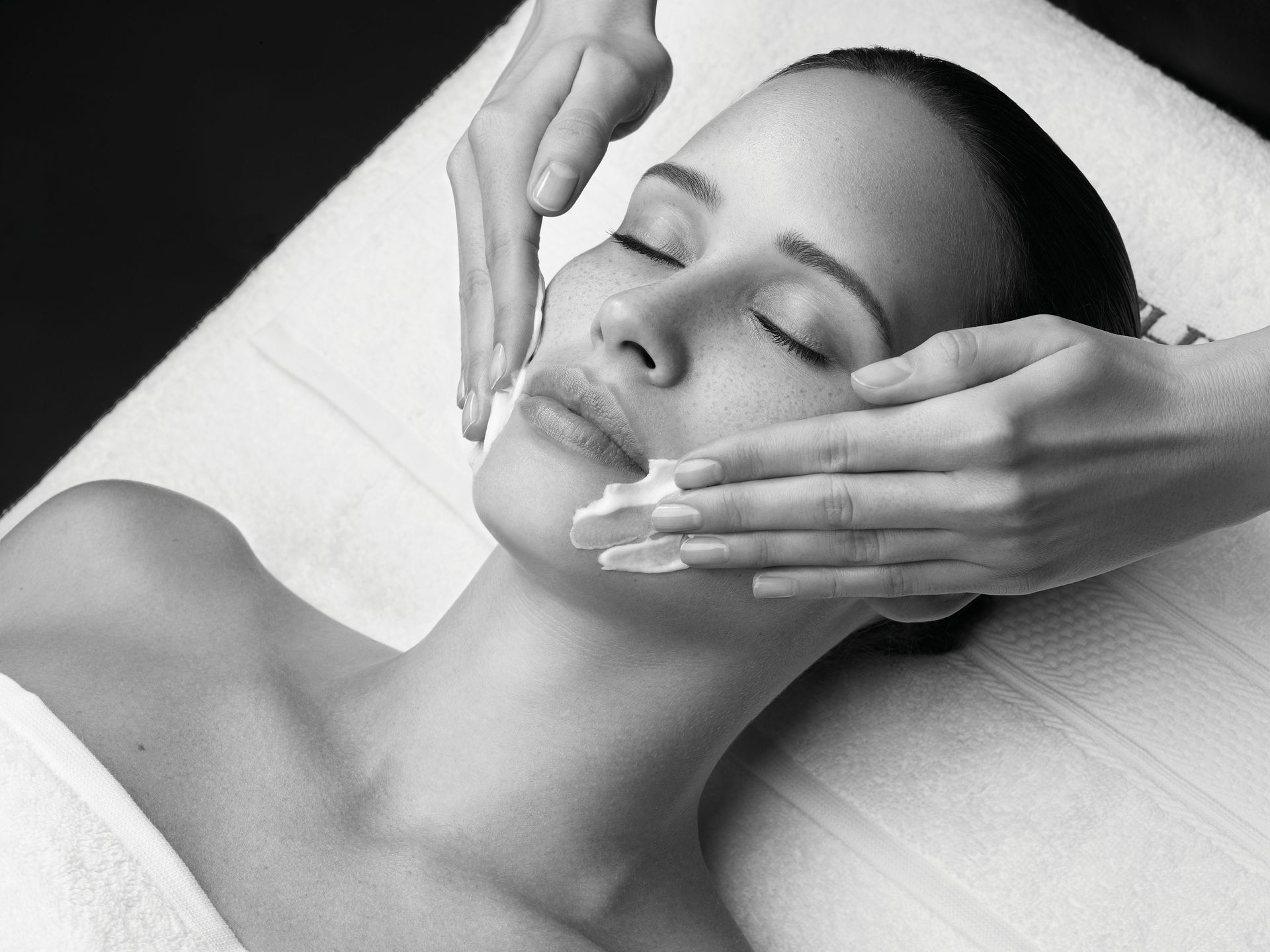 Peeling, Tiefenreinigung, Augenbrauen zupfen, Gesichtsmassage, Maske und Tagescreme - dem Hauttyp entsprechend.