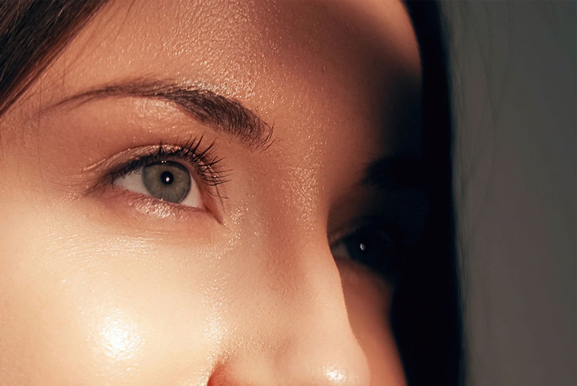 Nahaufnahme einer Frau mit geschlossenen Augen. Home