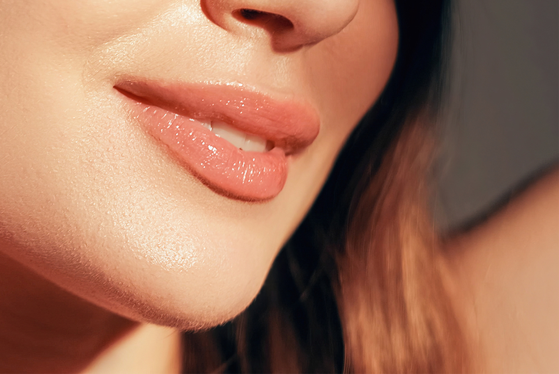 Eine Frau lächelt und hält ihre Hand auf ihrer Schulter. Home