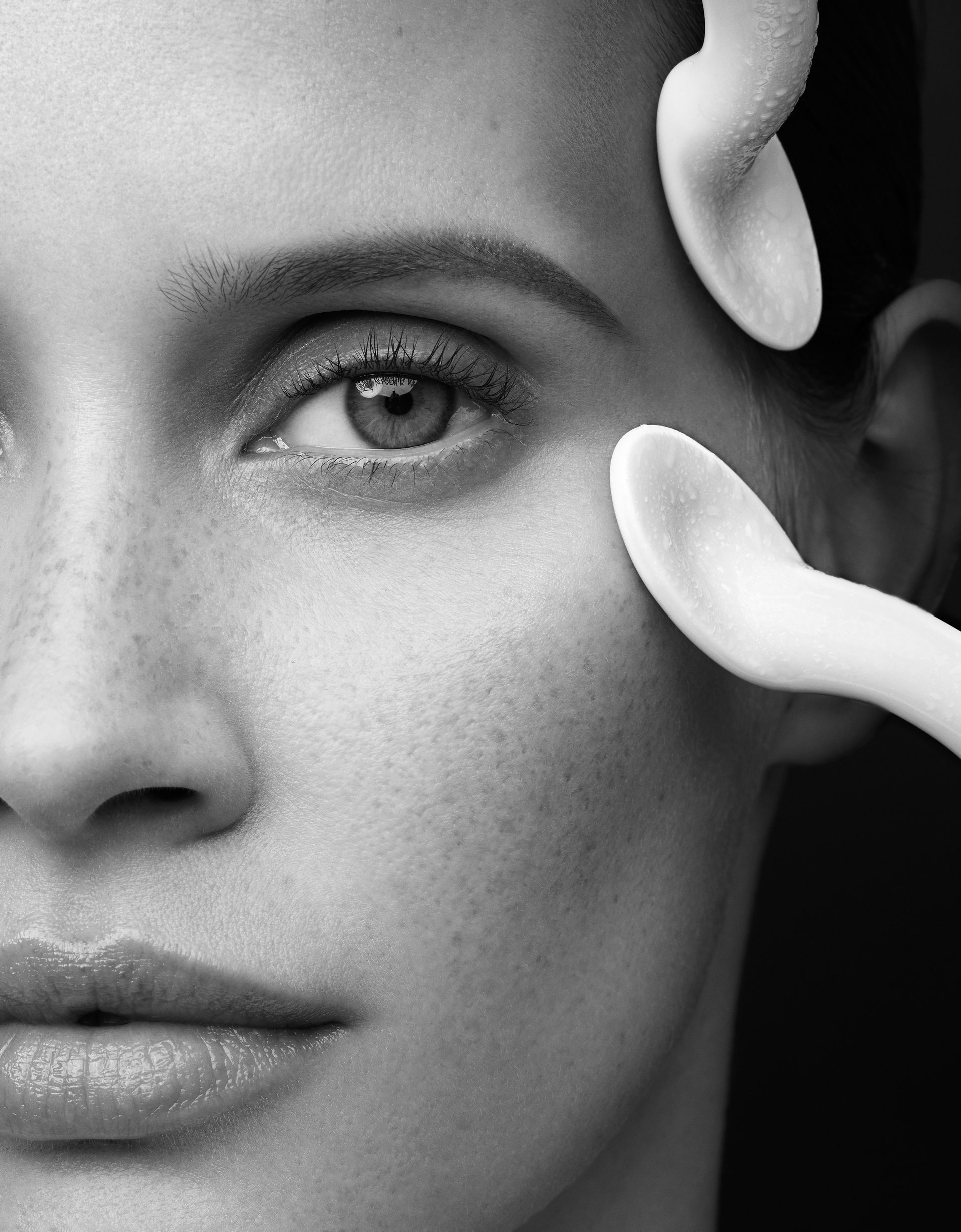 Eine Frau hält ihren Finger an ihrem Hals. Hyaluron