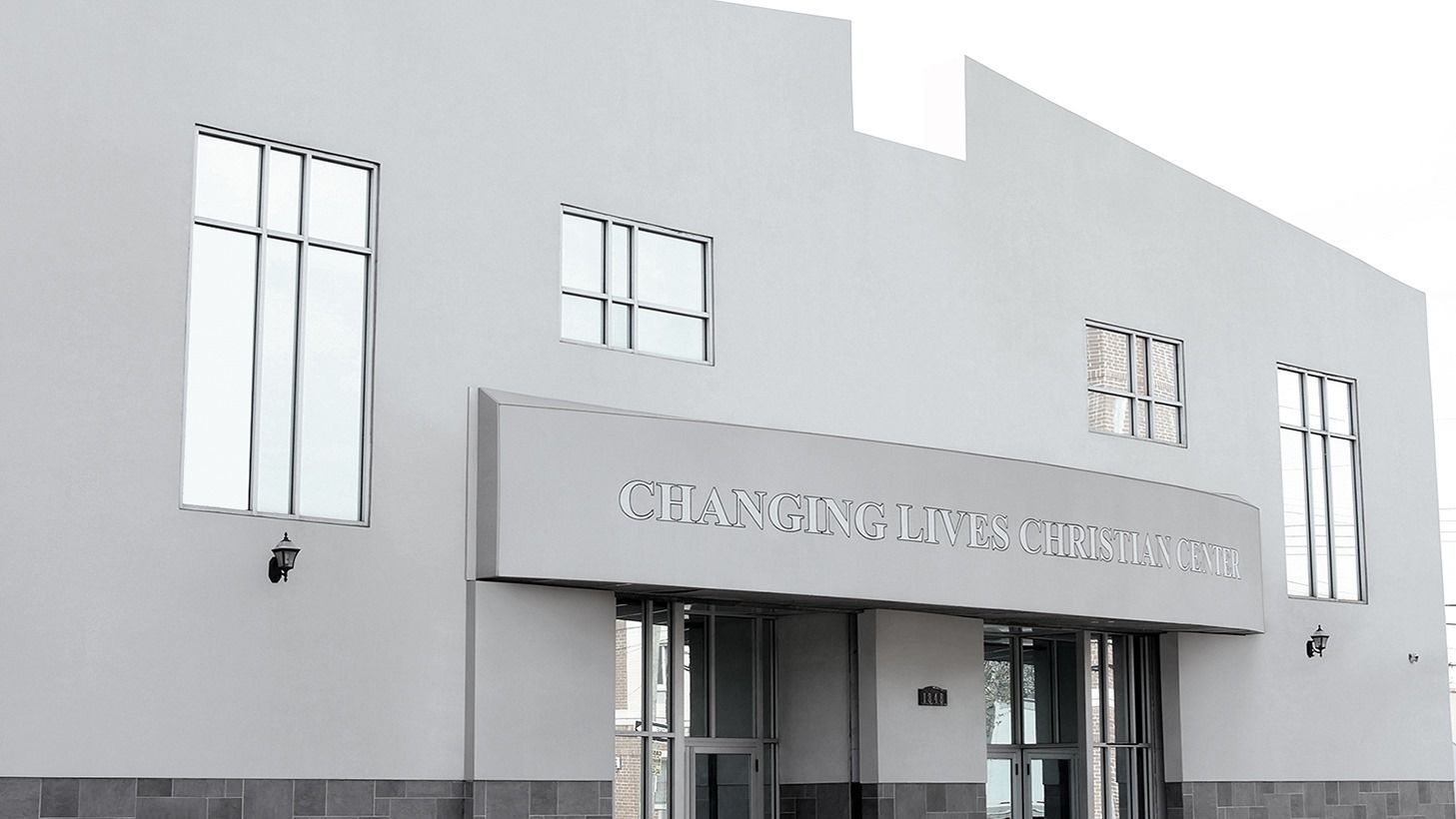 A large white building with a sign that says ' universidad ' on it