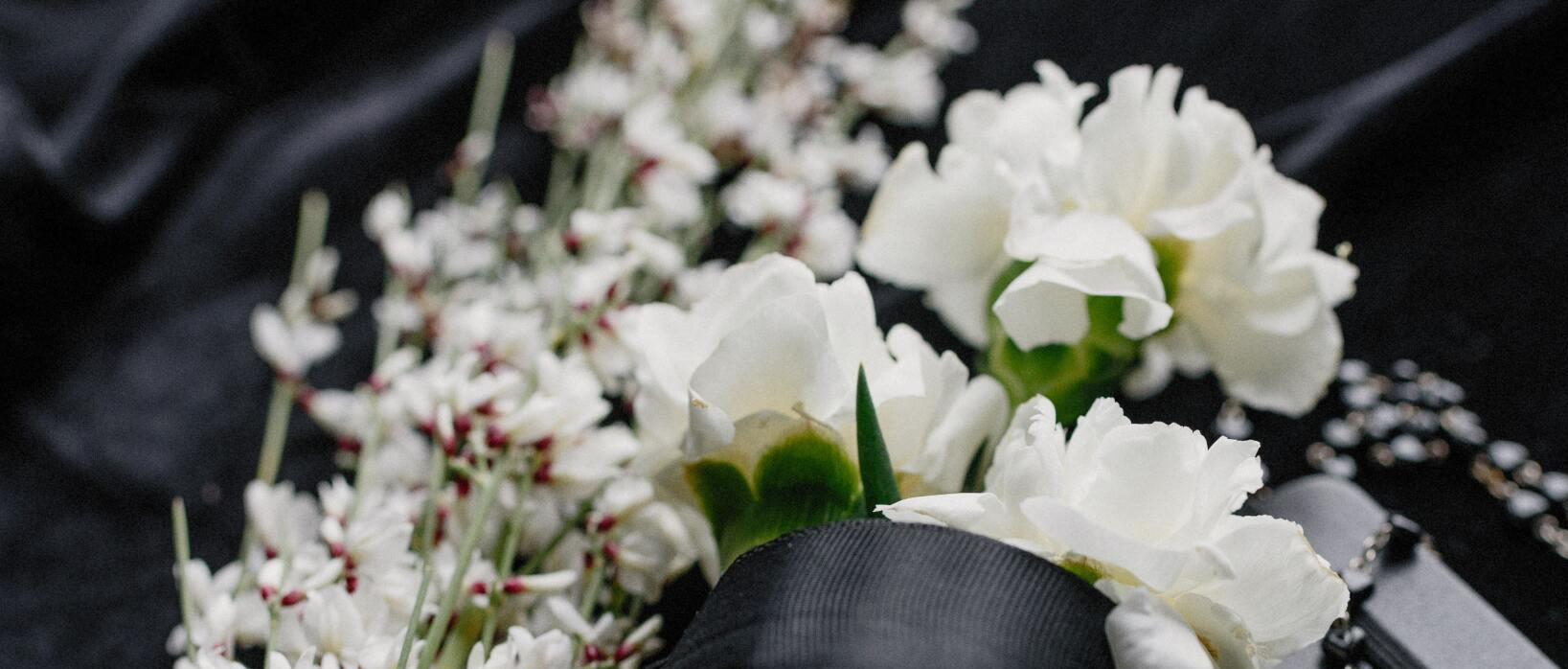 Gėlės, vainikai, žvakės, šarvojimo vietos papuošimas