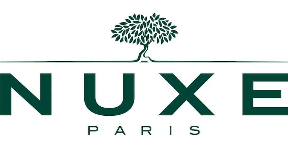 Logo per i prodotti di bellezza Nuxe Paris, caratterizzato da testo verde scuro e da un albero stilizzato sopra il nome del marchio.