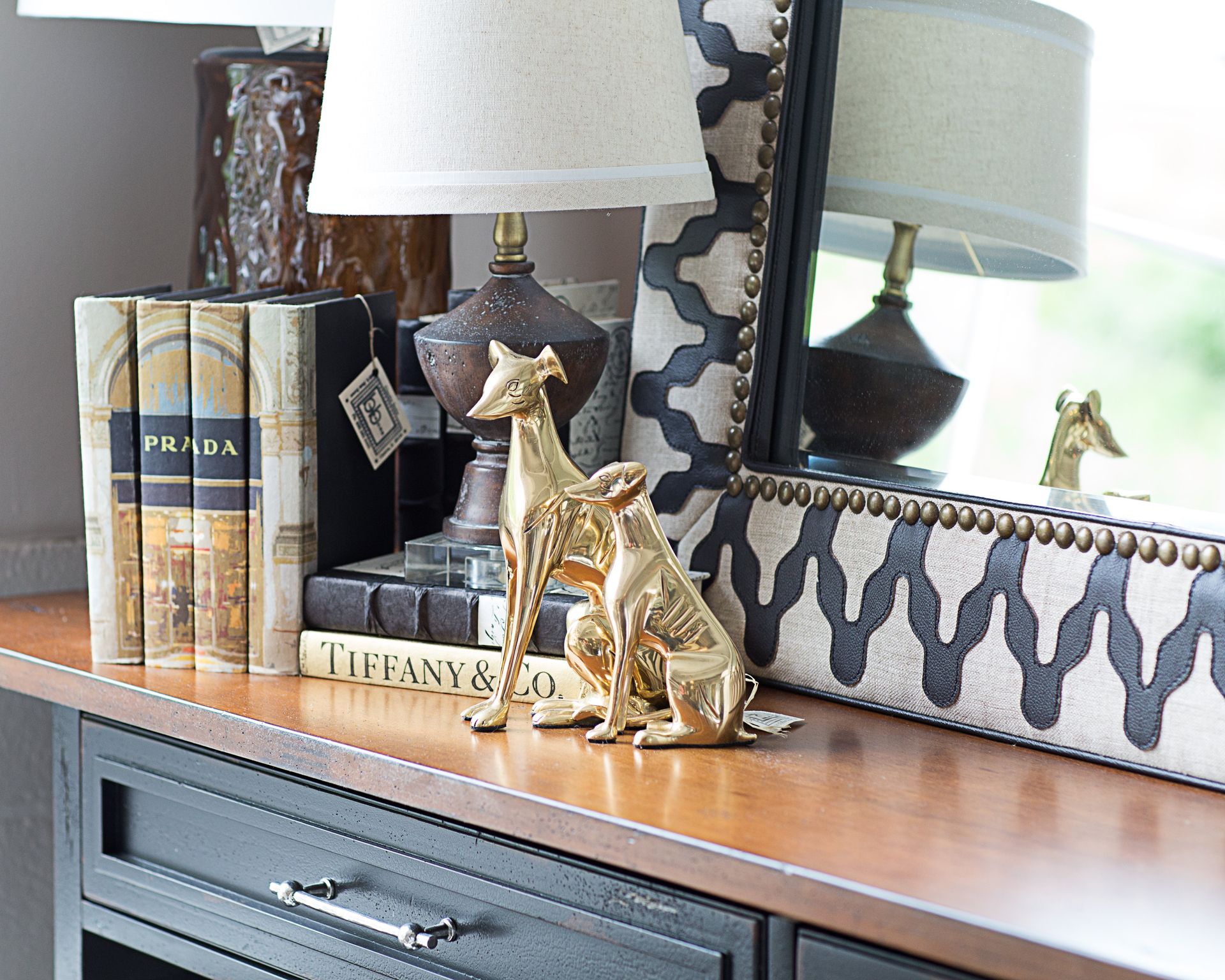 A table with a lamp and a mirror on it