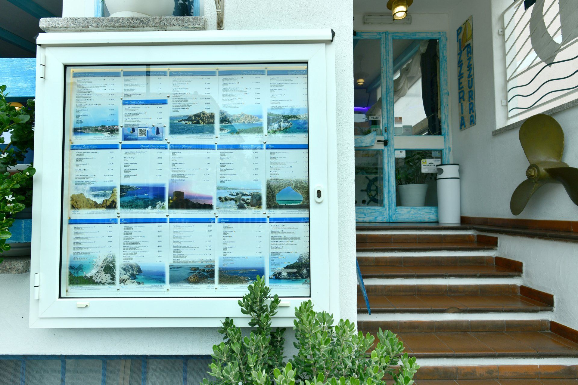 Un edificio con scale e una finestra con un menu sopra