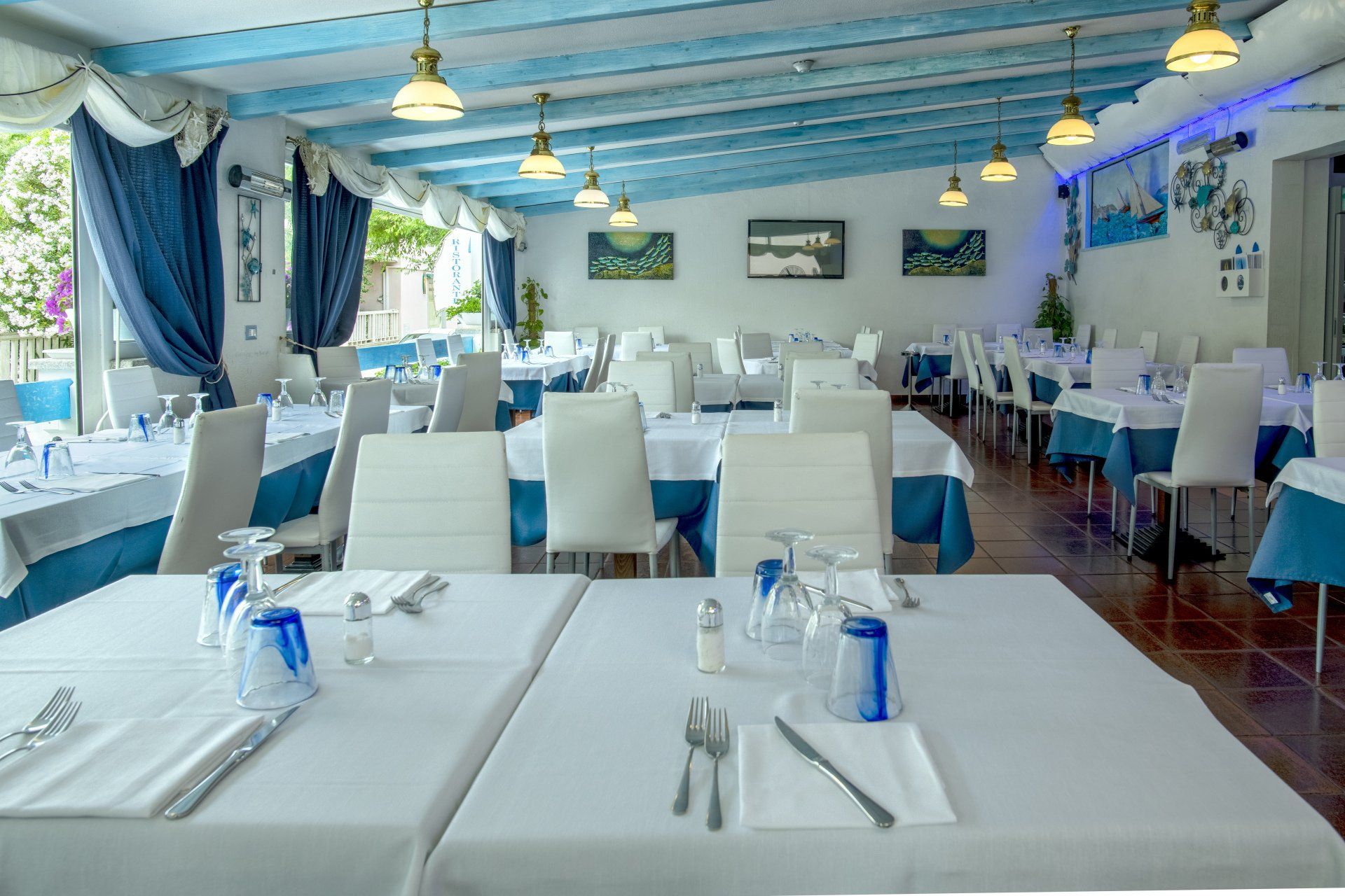 Ci sono molti tavoli e sedie nel ristorante.
