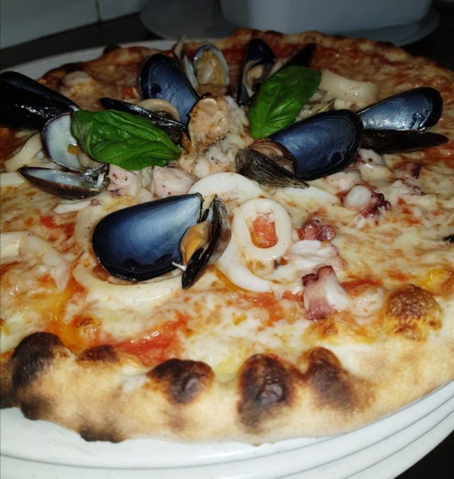 pizza with mussels