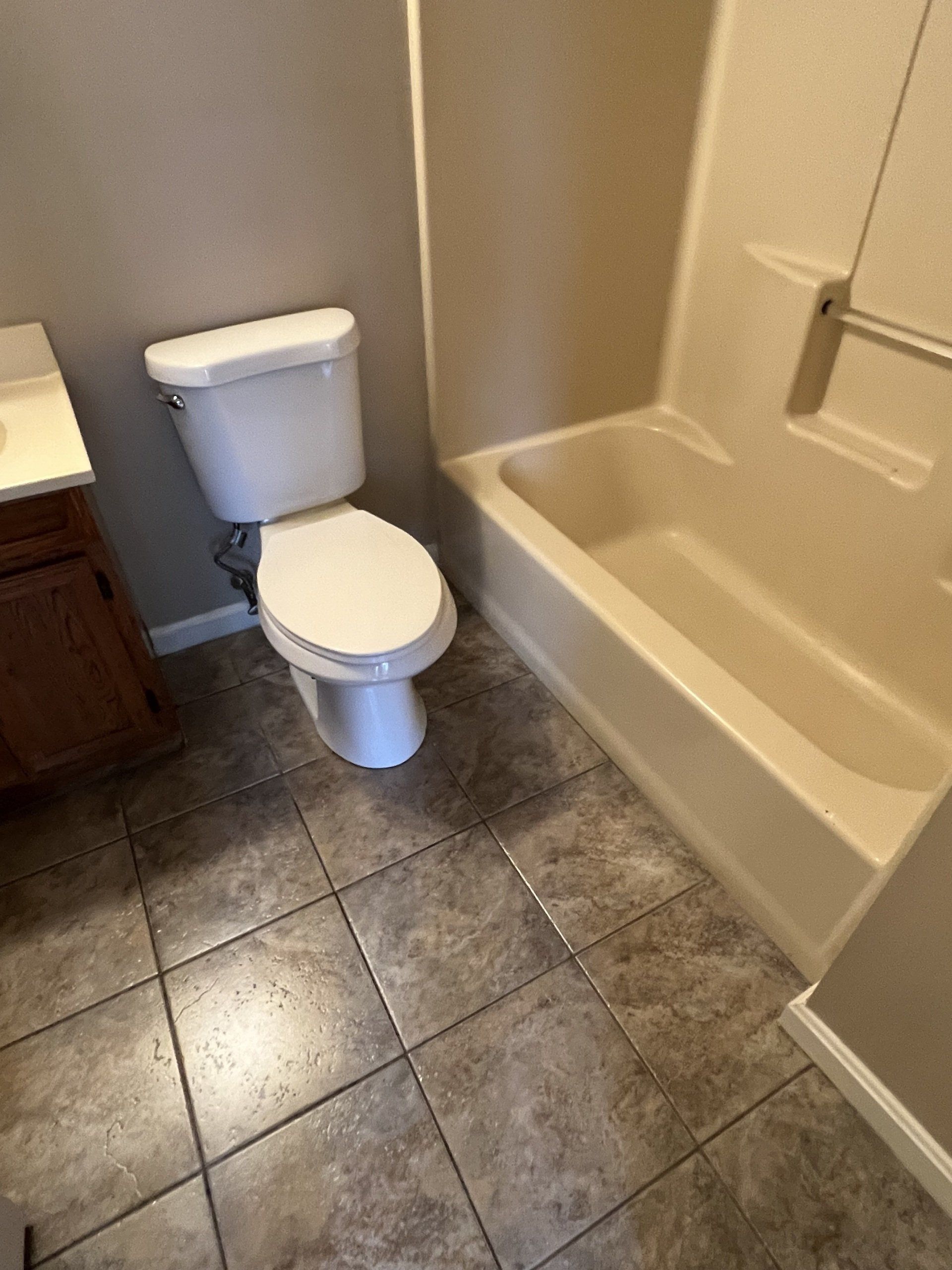 8 Church St. bathroom toilet and shower with tub