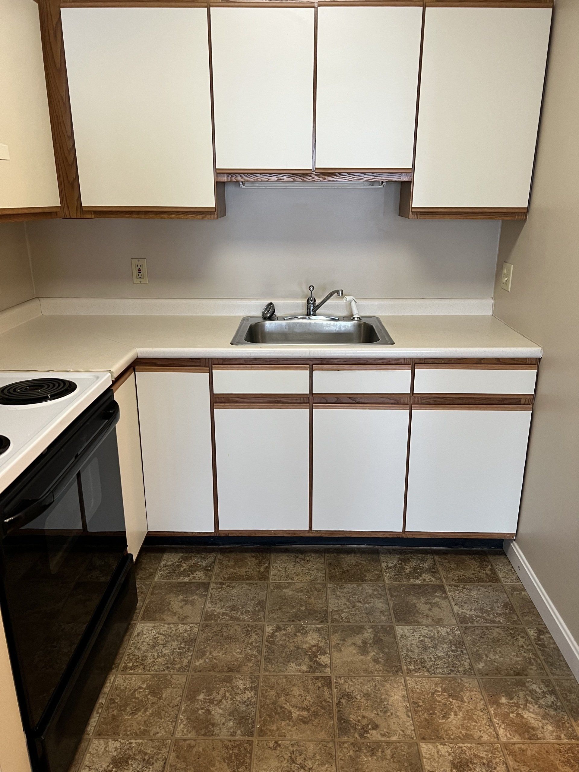 8c Church St. - kitchen with electric stove and sink