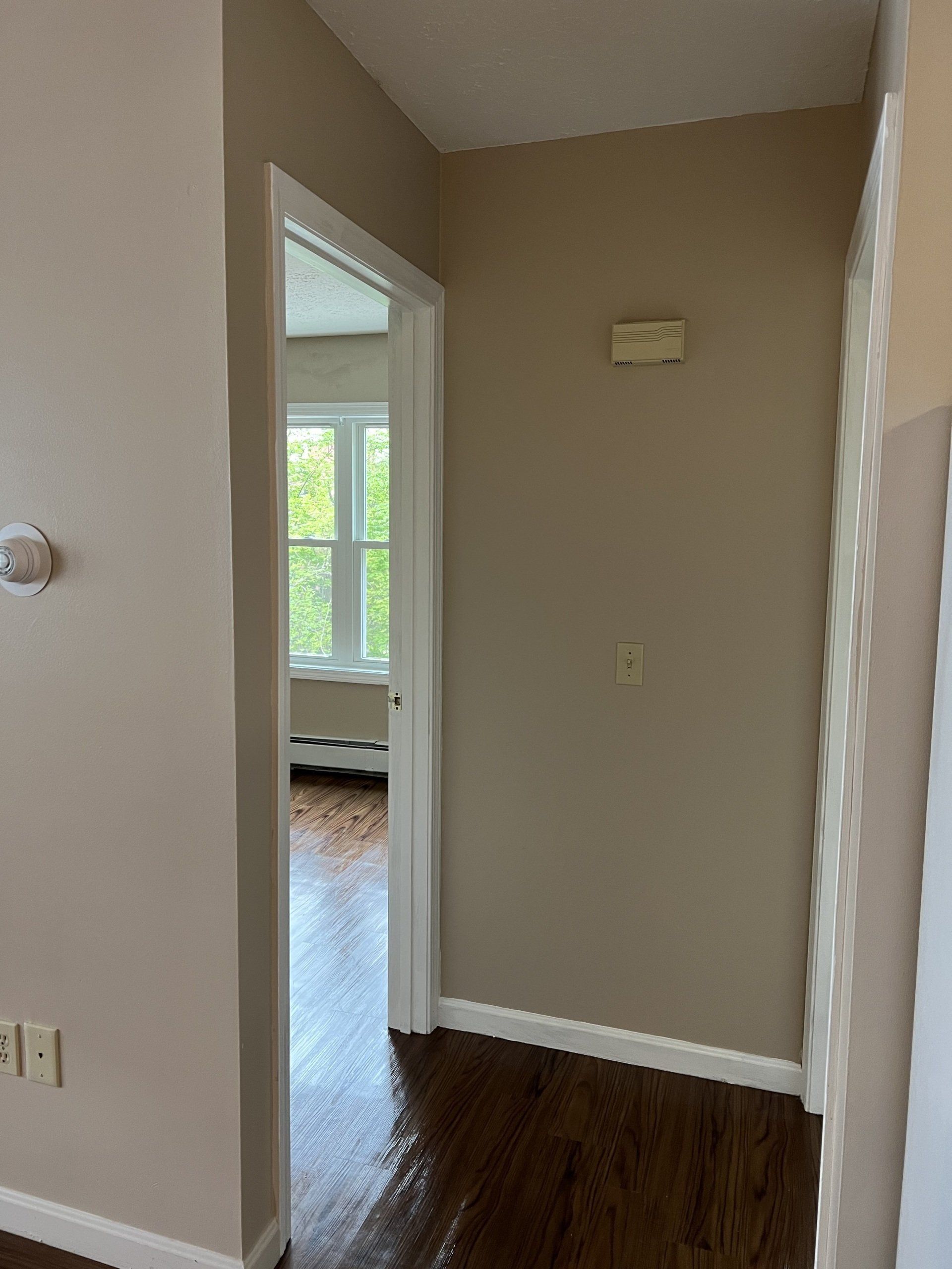 8c Church St. - hallway with view of bedroom