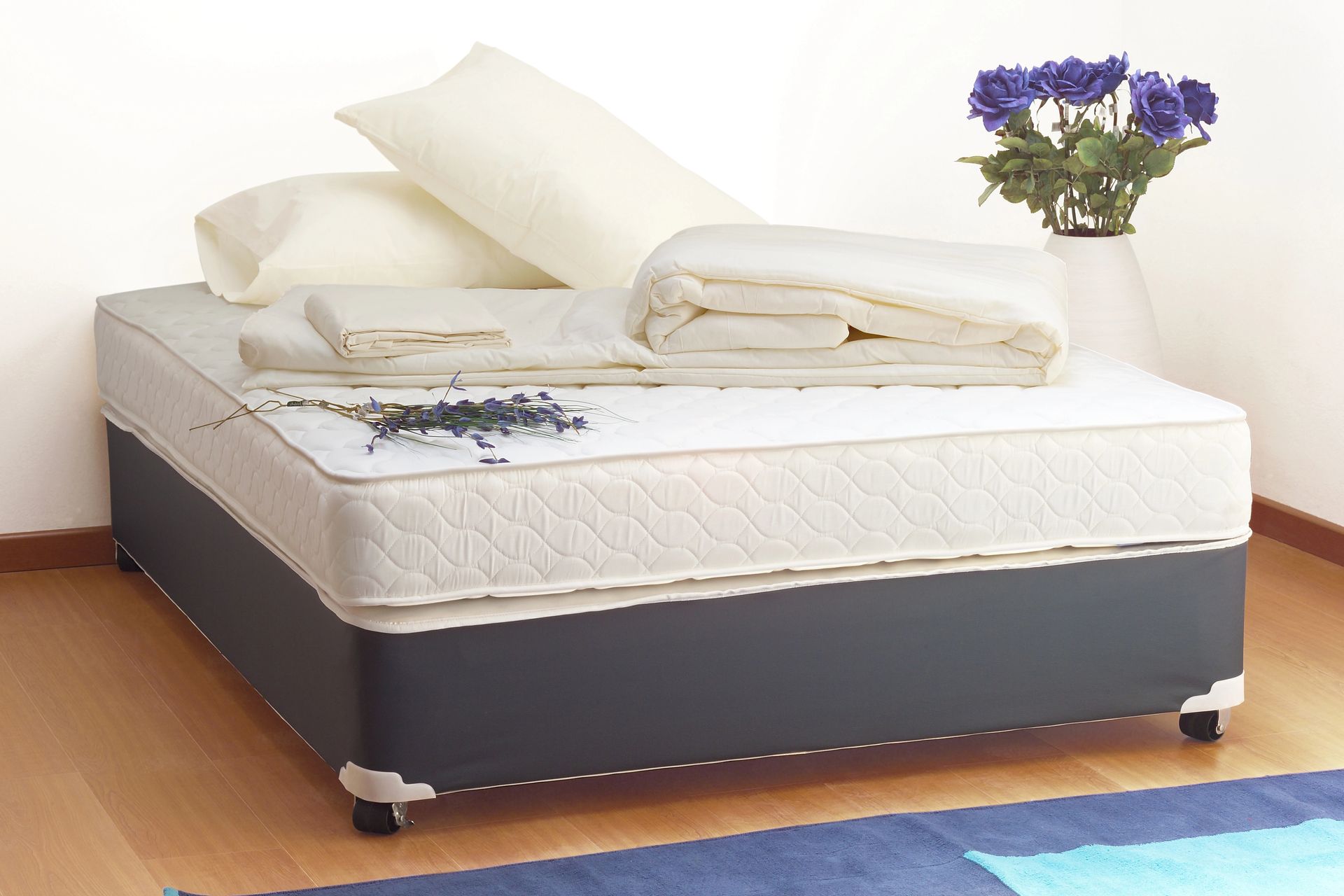Una cama con un colchón y almohadas encima