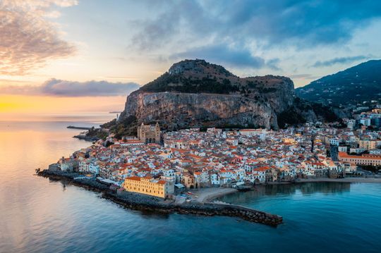 Una veduta aerea di una piccola città su una piccola isola in mezzo all'oceano.