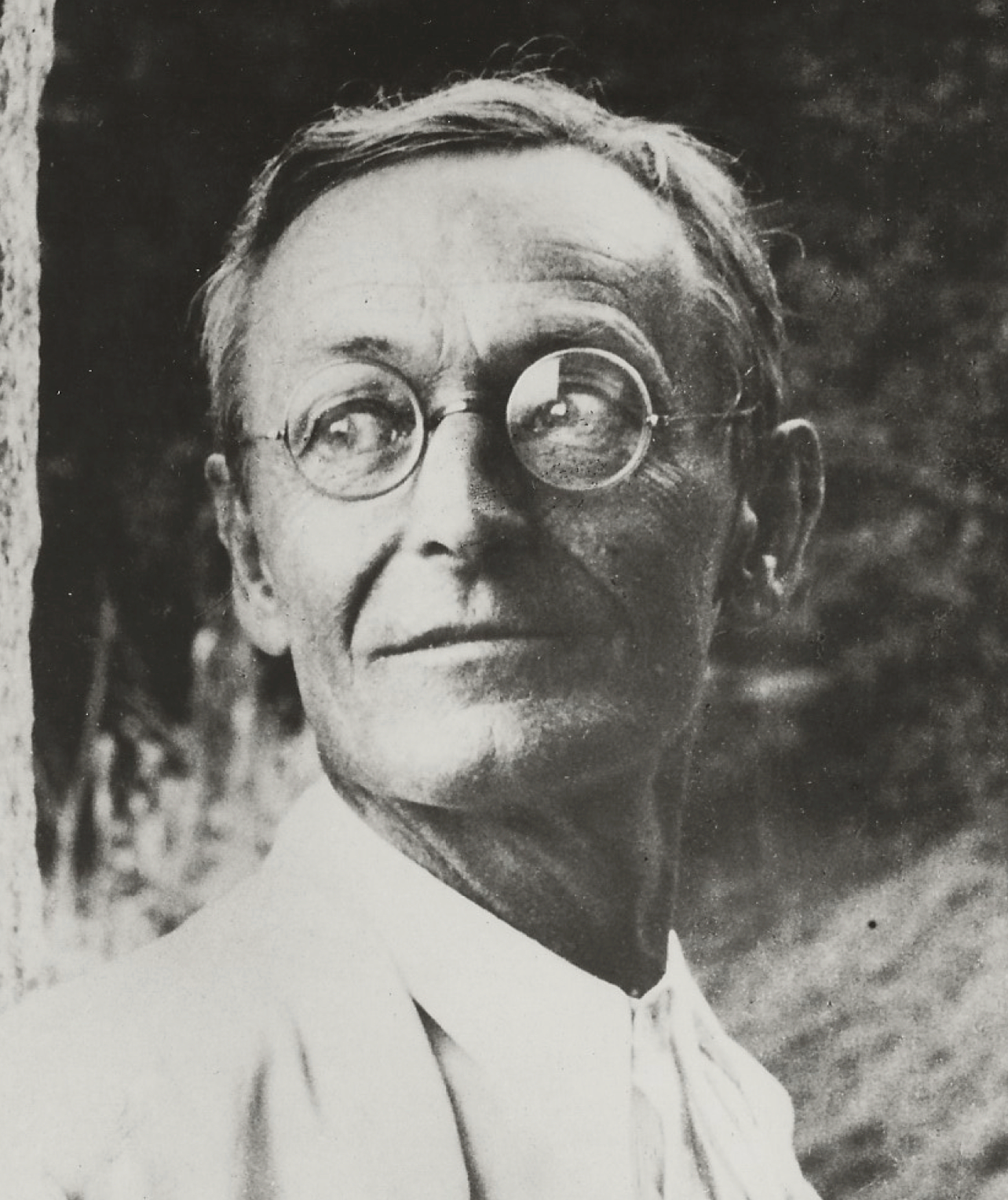 Ein Schwarzweißfoto von Hermann Hesse