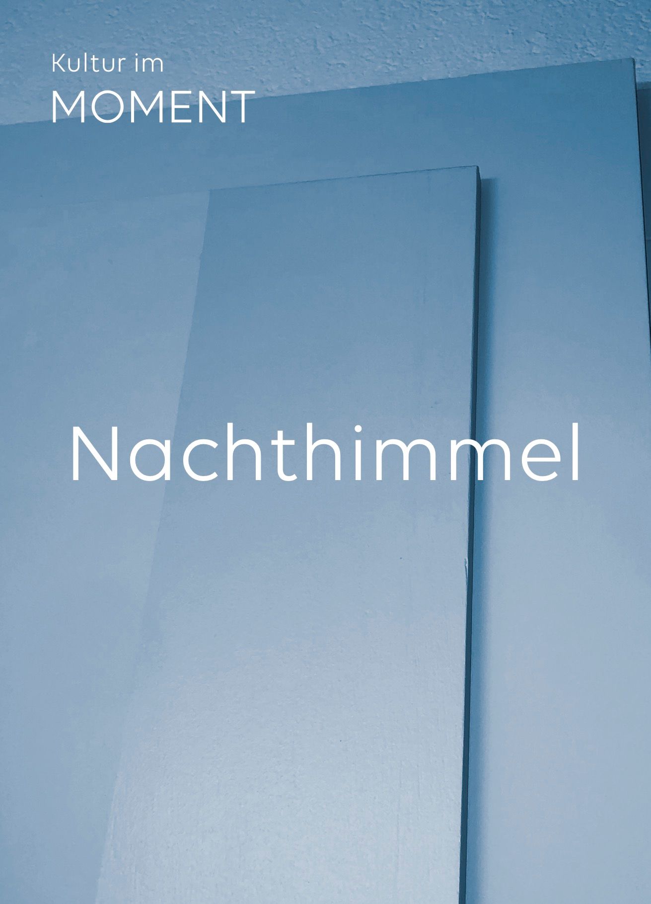 Textüberlagerung „Nachthimmel“ auf bläulich-grauem Hintergrund, oben links „Kultur im MOMENT“.