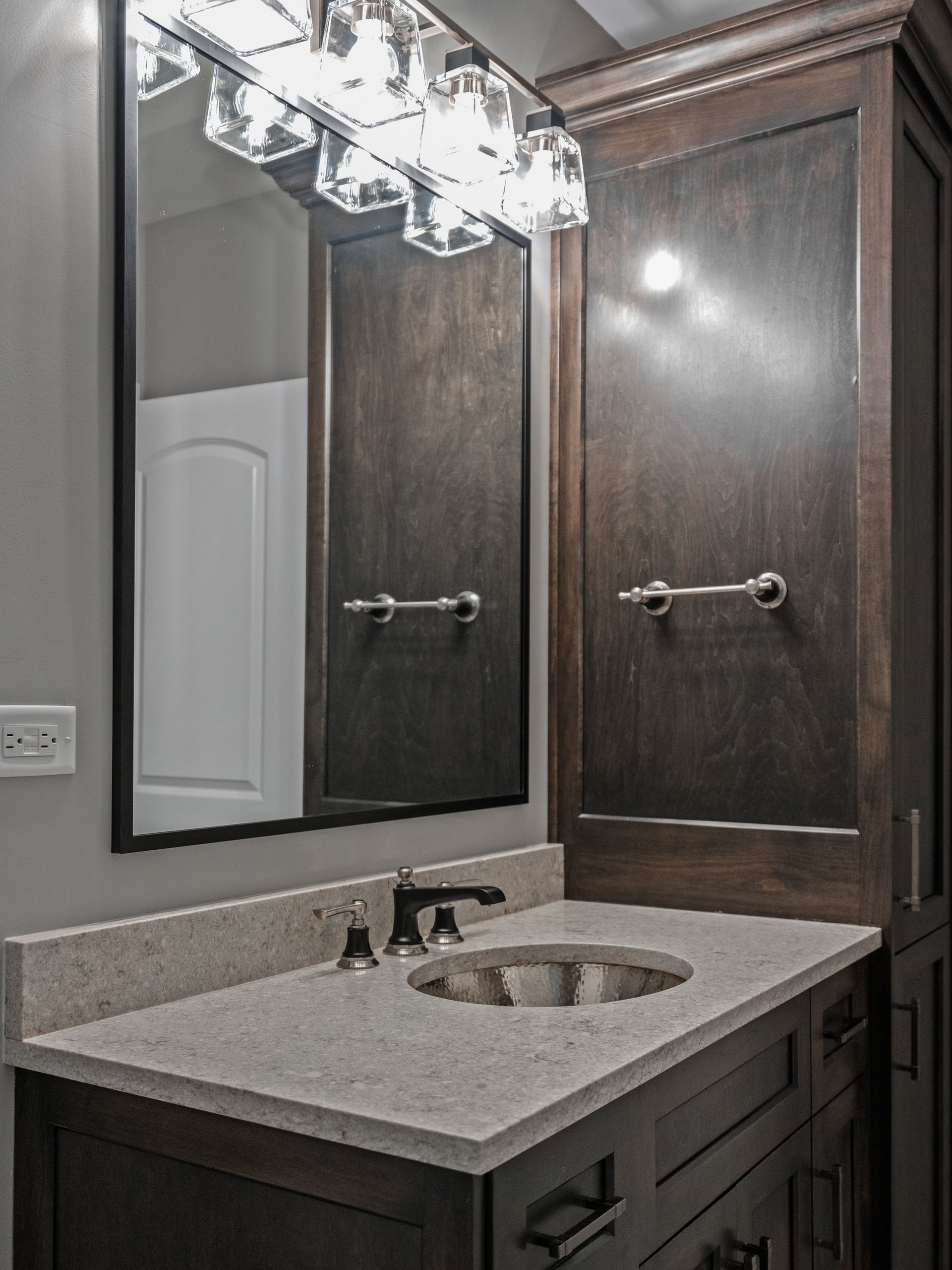 A bathroom with a sink and a mirror