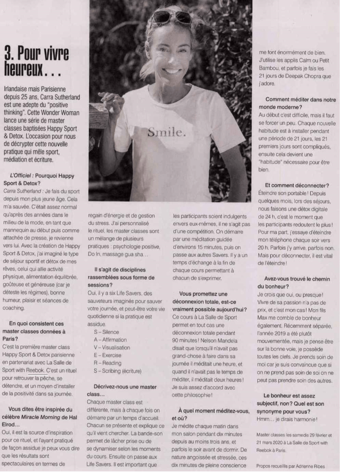 Une femme portant un t-shirt blanc avec le mot sourire dessus