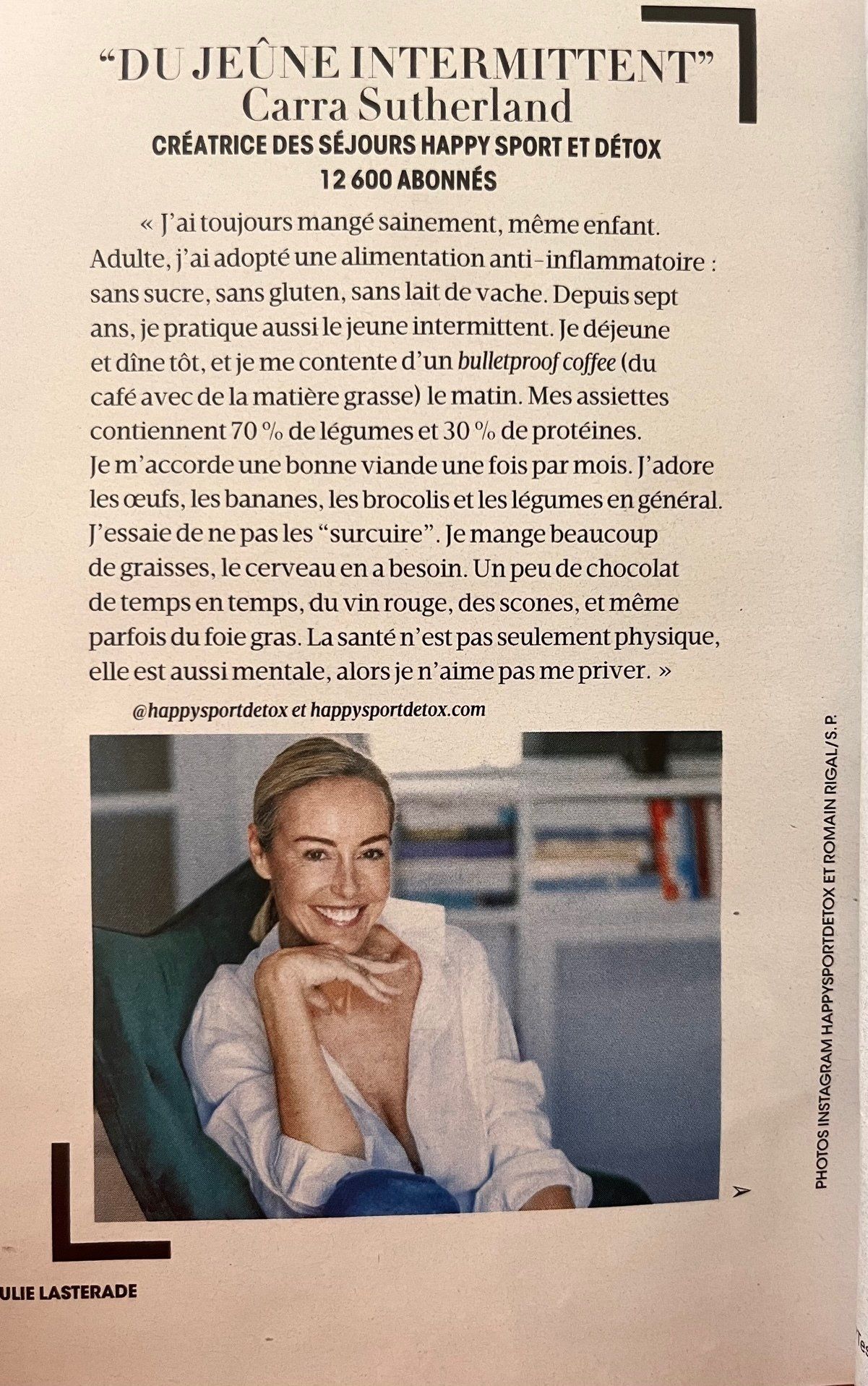 Une femme est assise sur une chaise dans un magazine.