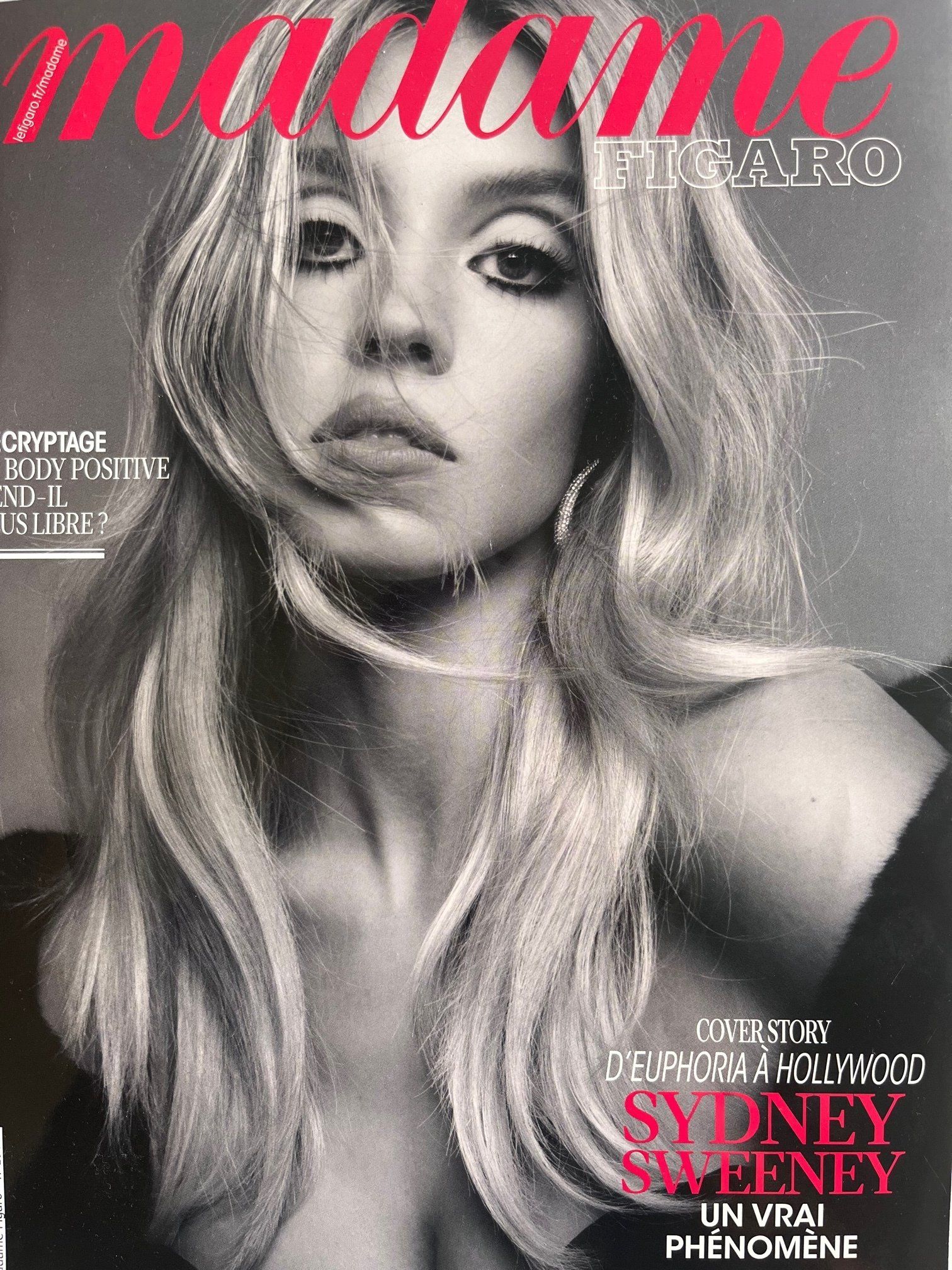 Une photo en noir et blanc d'une femme sur la couverture d'un magazine