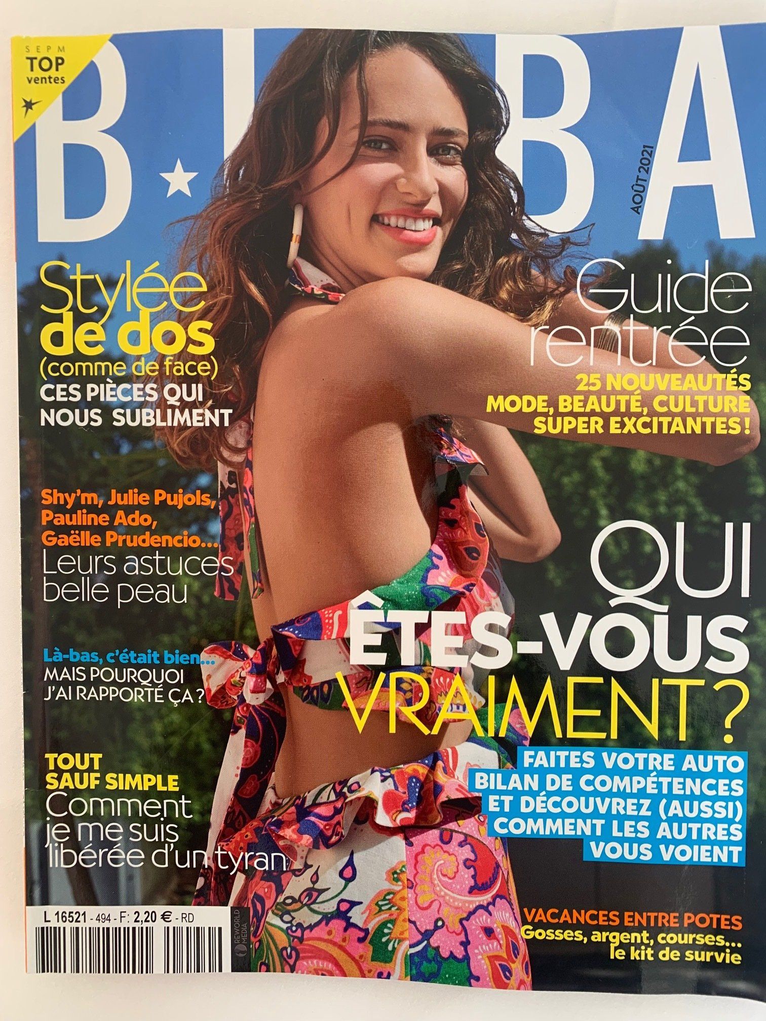 Une femme est sur la couverture d'un magazine français