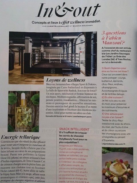 Un magazine est ouvert sur une page qui dit dedans et dehors