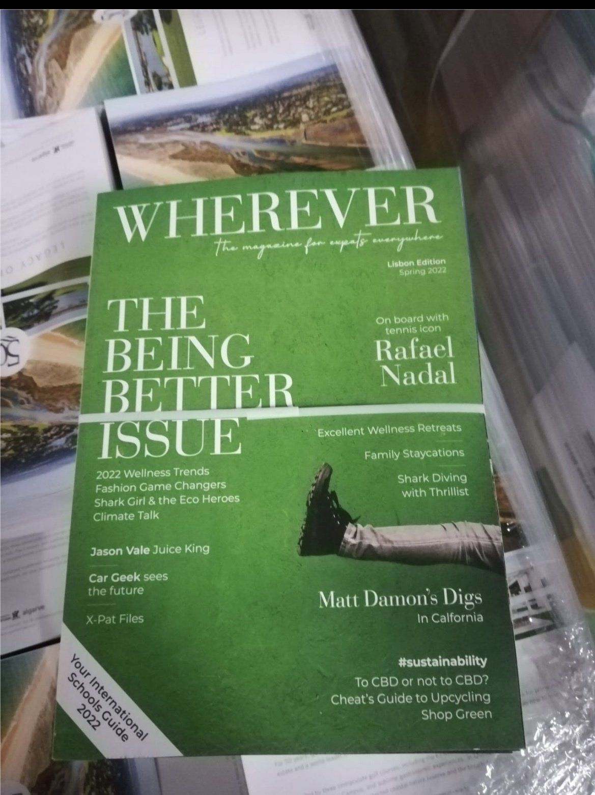 Un magazine vert intitulé « partout où l'on est meilleur »